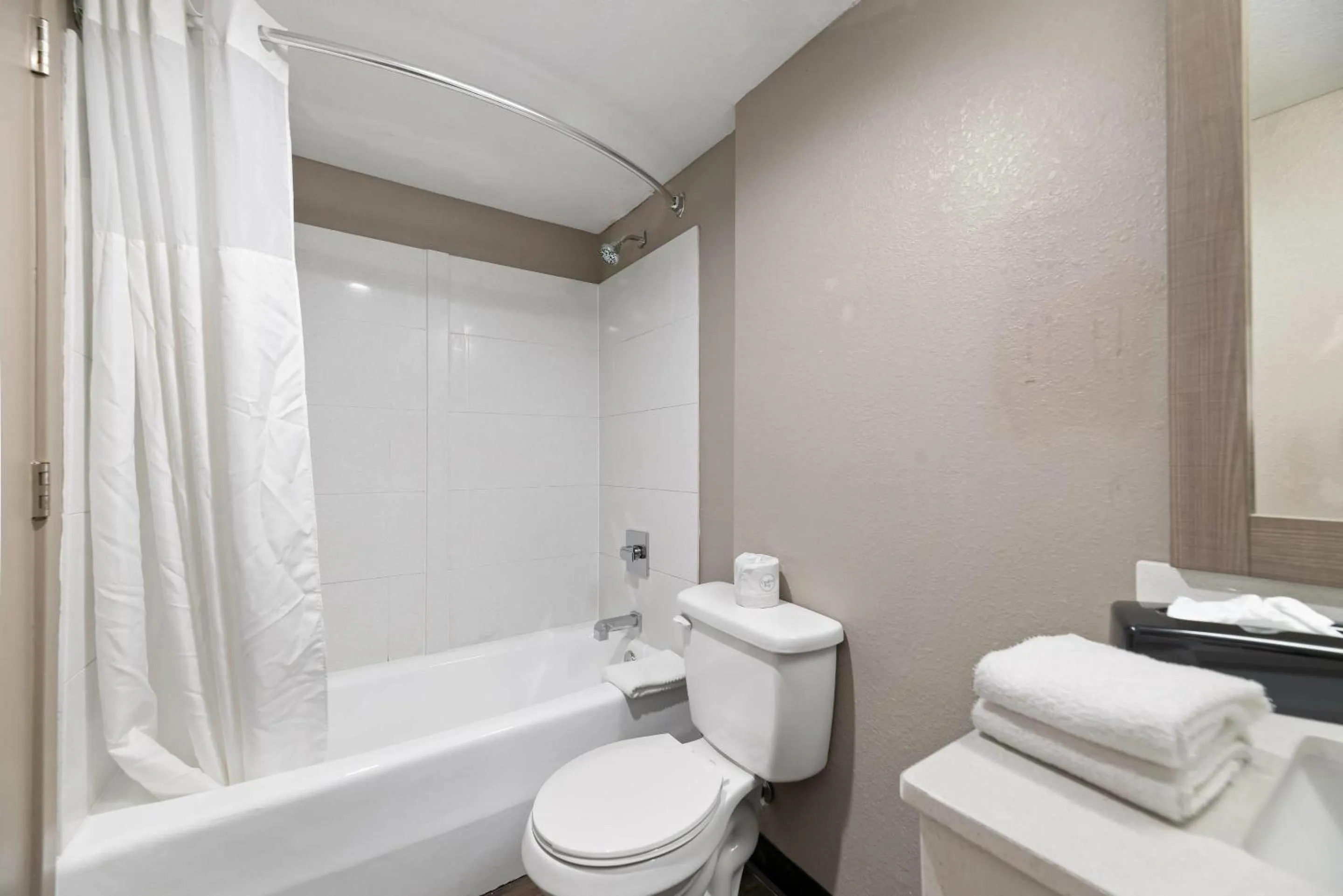 Bedroom in Quality Suites Wildwood - The Villages