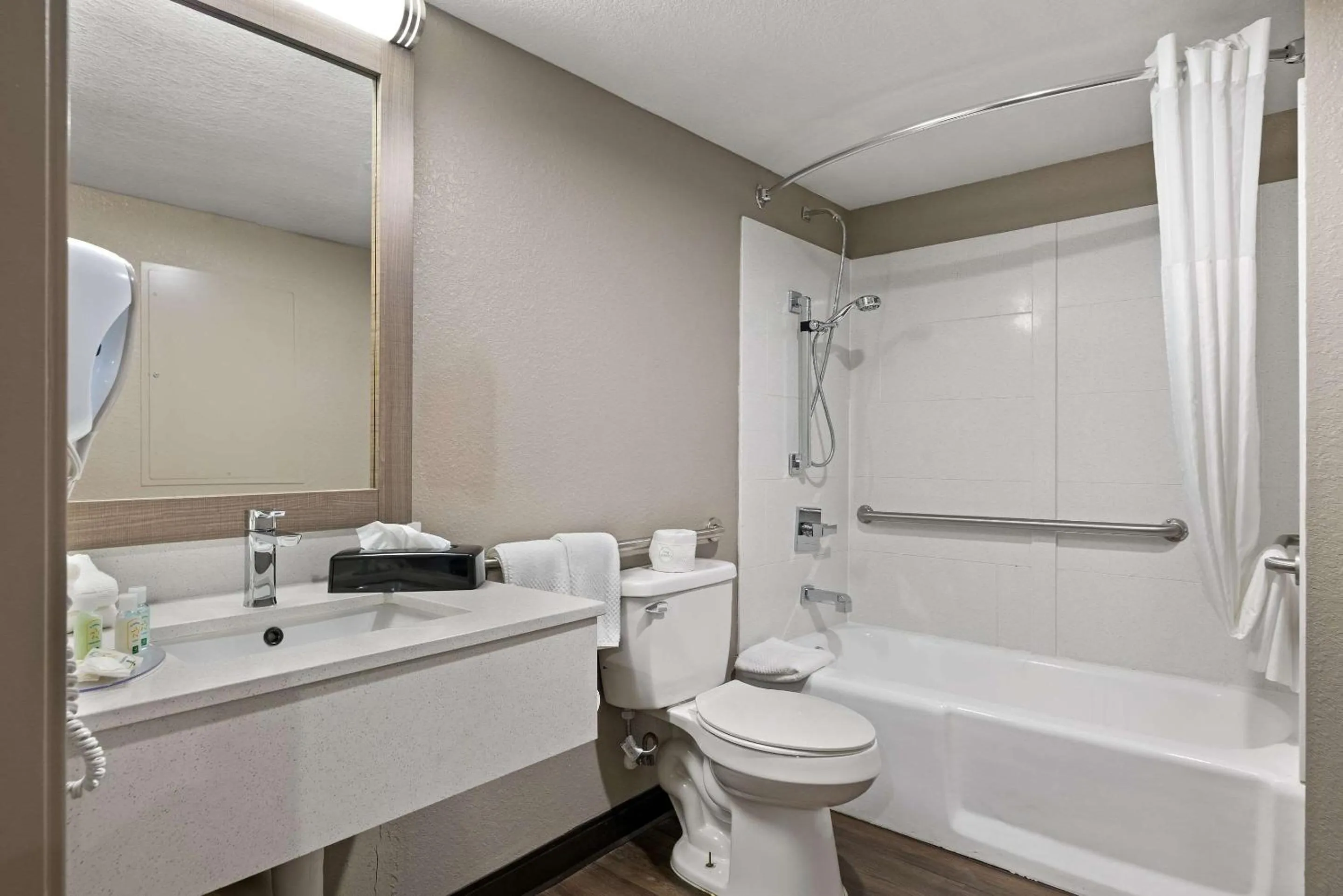 Bedroom in Quality Suites Wildwood - The Villages