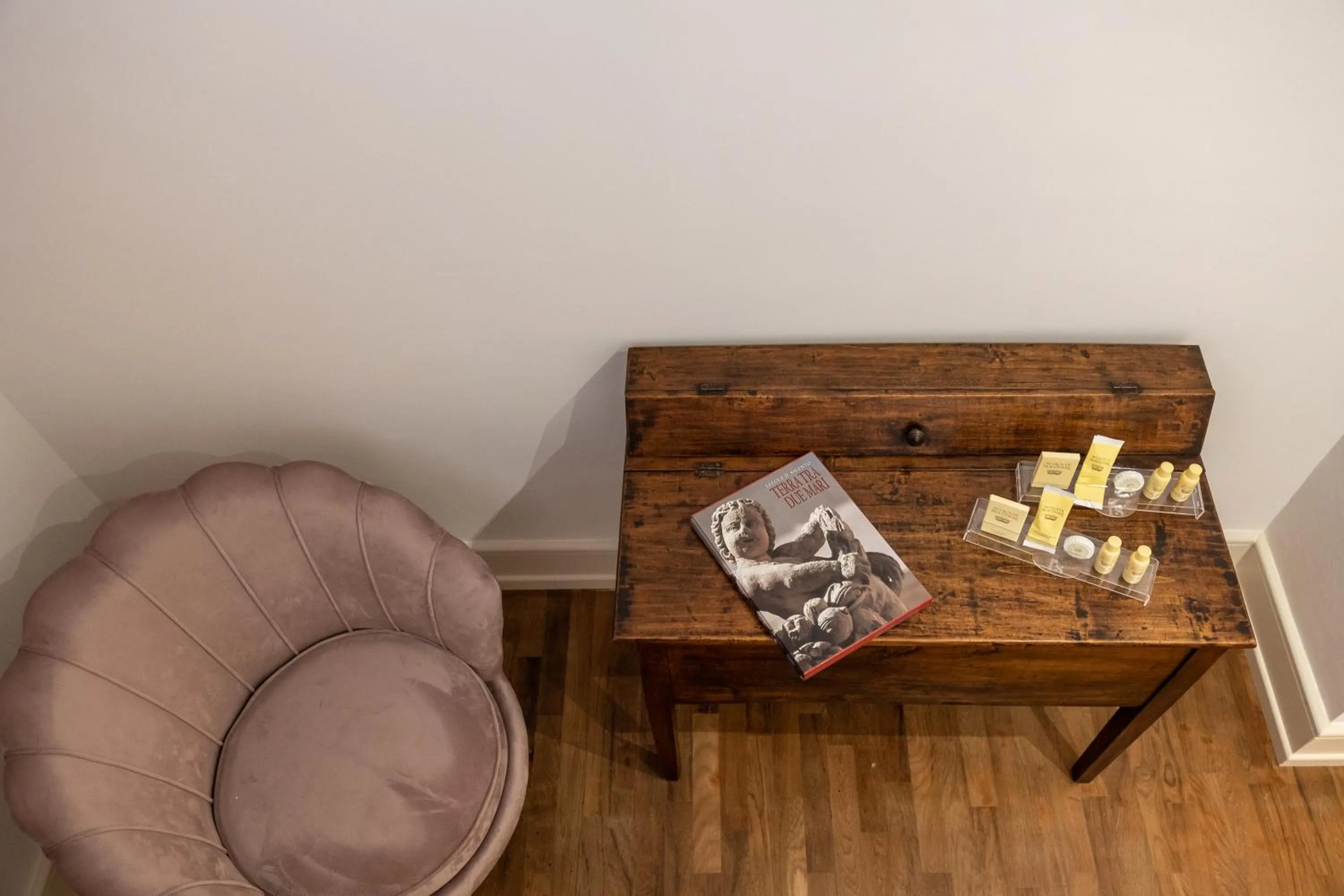 Seating area in Palazzo Sansonetti