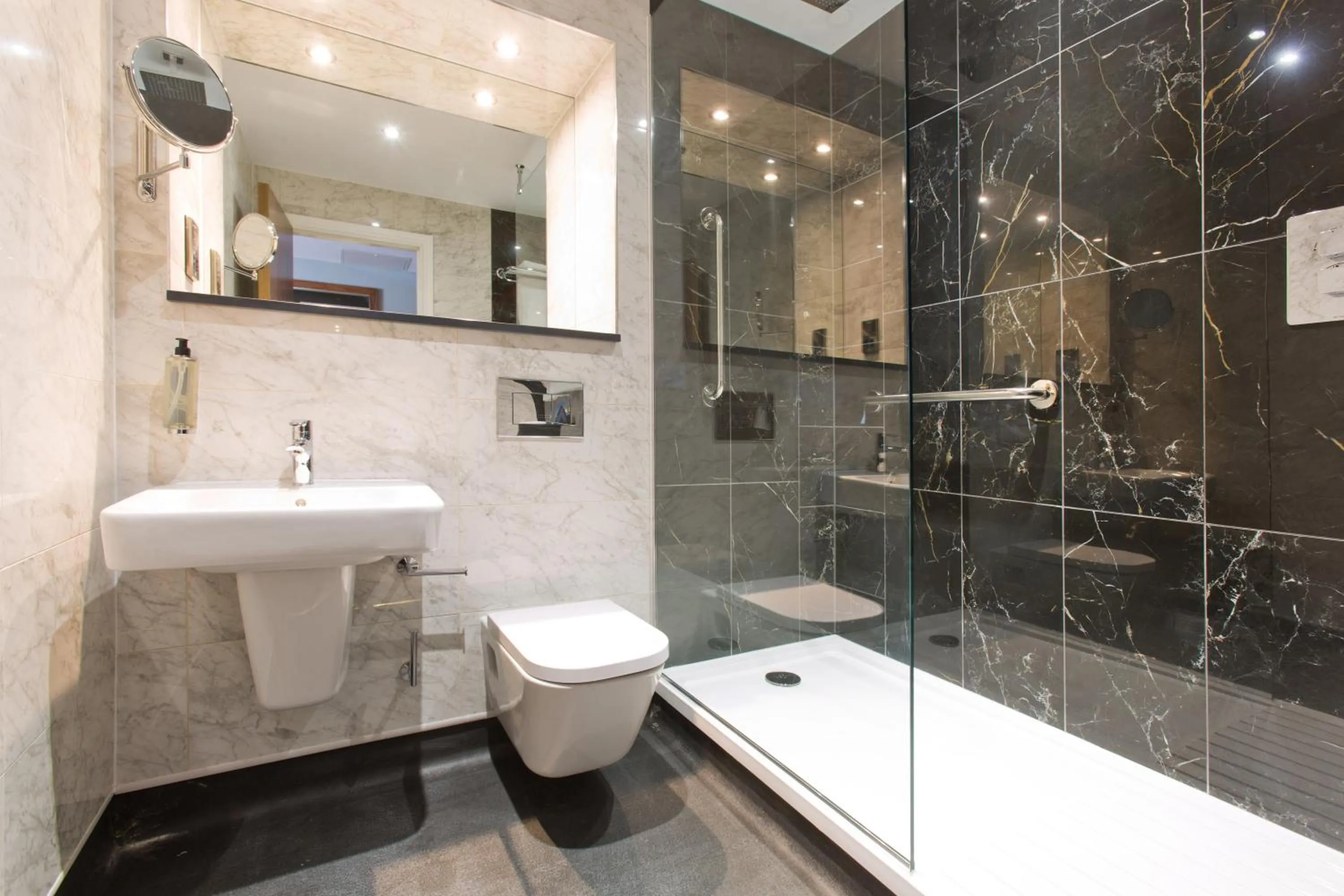 Bathroom in Keavan's Port Hotel, Dublin