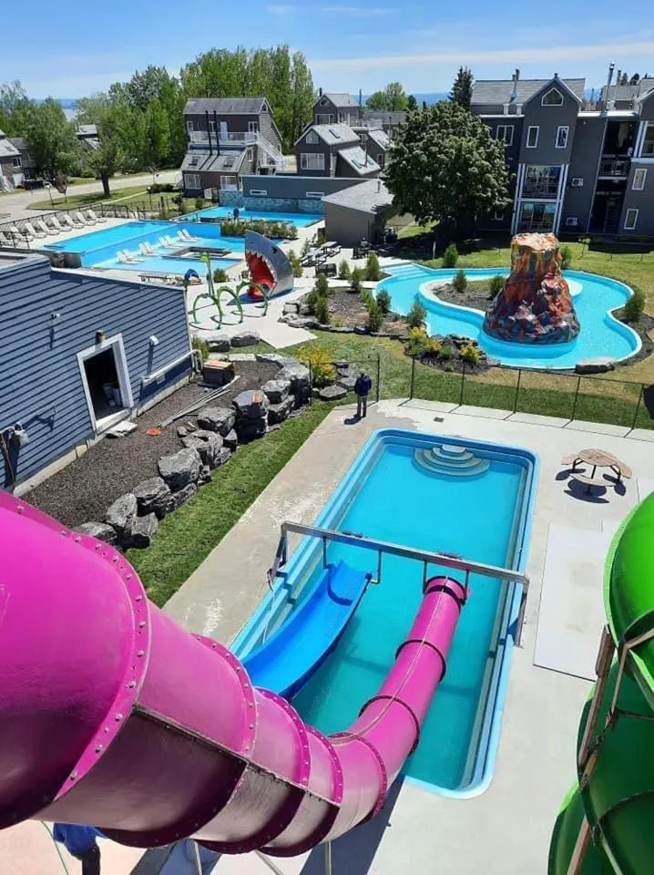 Condo 2 chambres avec parc aquatique!