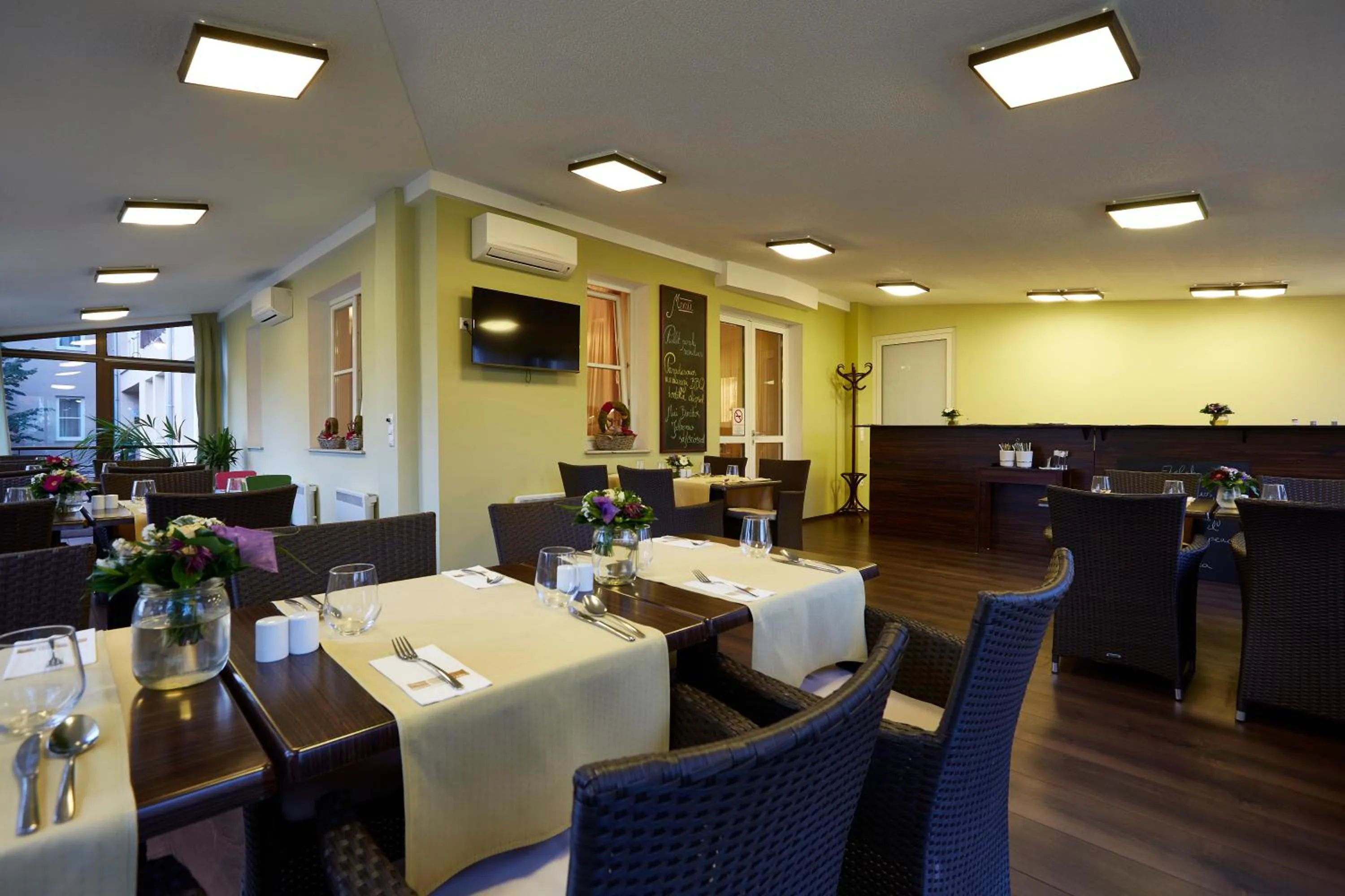 Restaurant/places to eat in Hotel Lajta Park