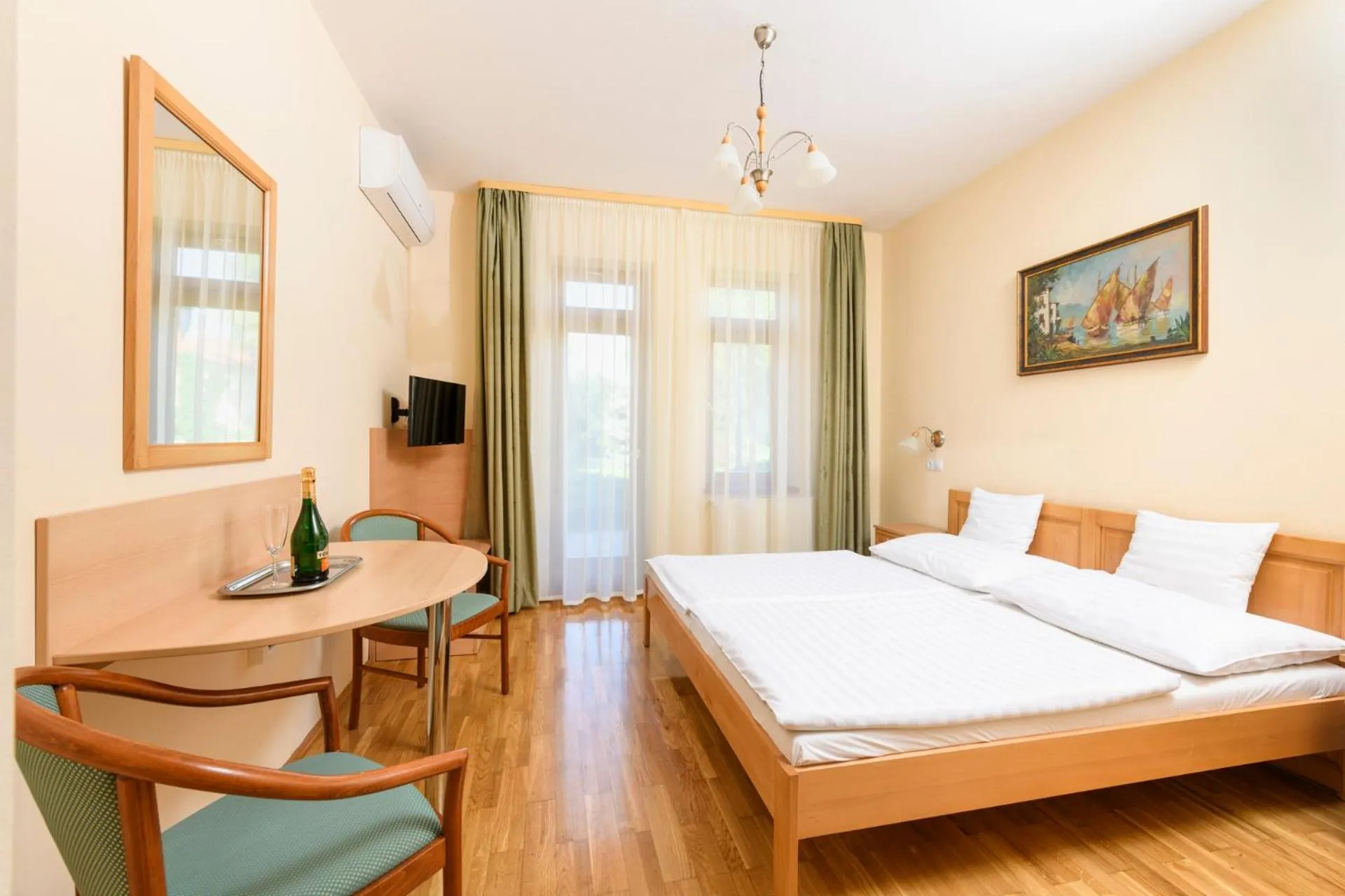 Property building, Bed in Ametiszt Hotel Harkány