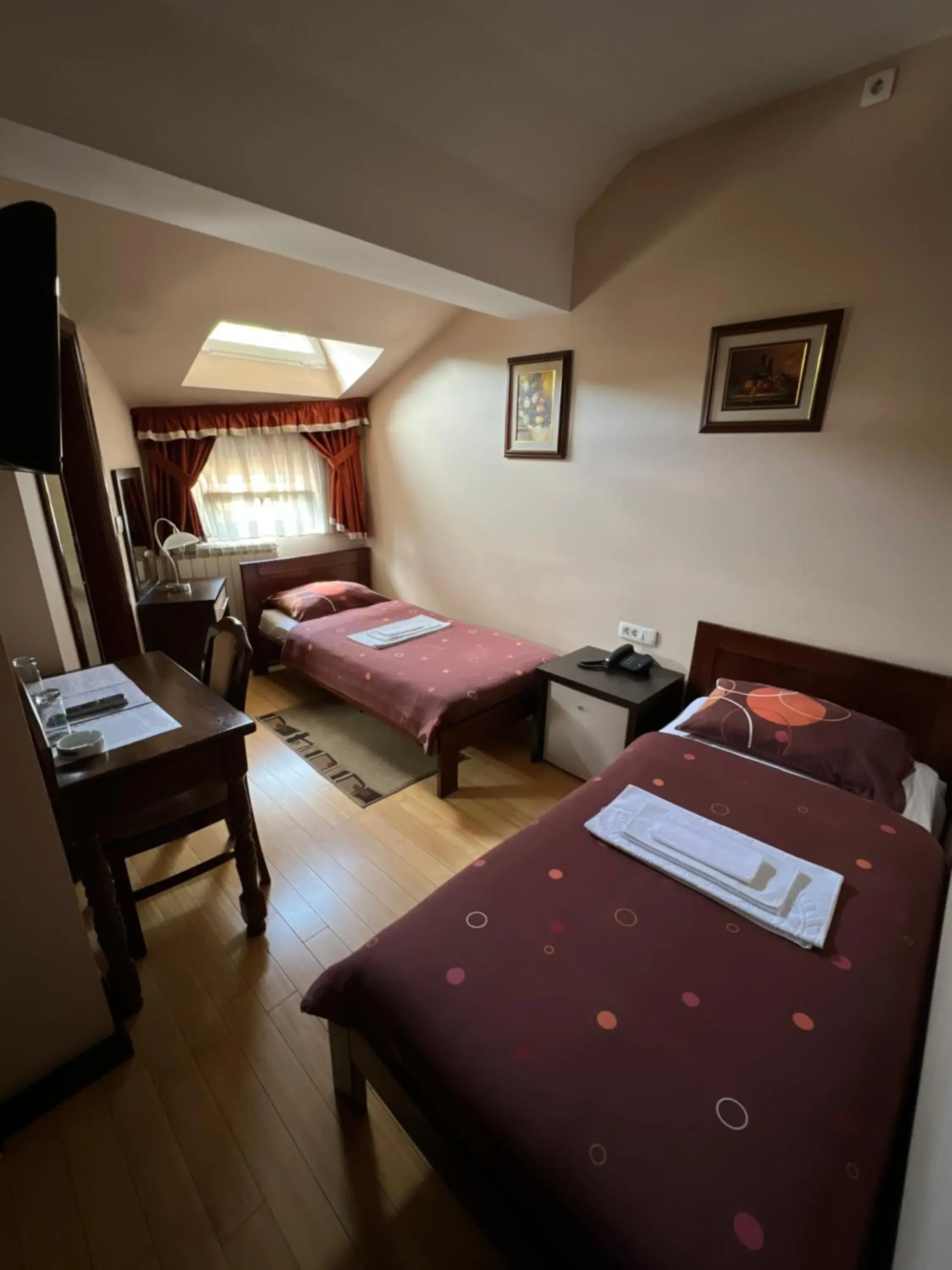 Twin Room with Bathroom in Hotel Royal Twin Room with Bathroom in Hotel Royal