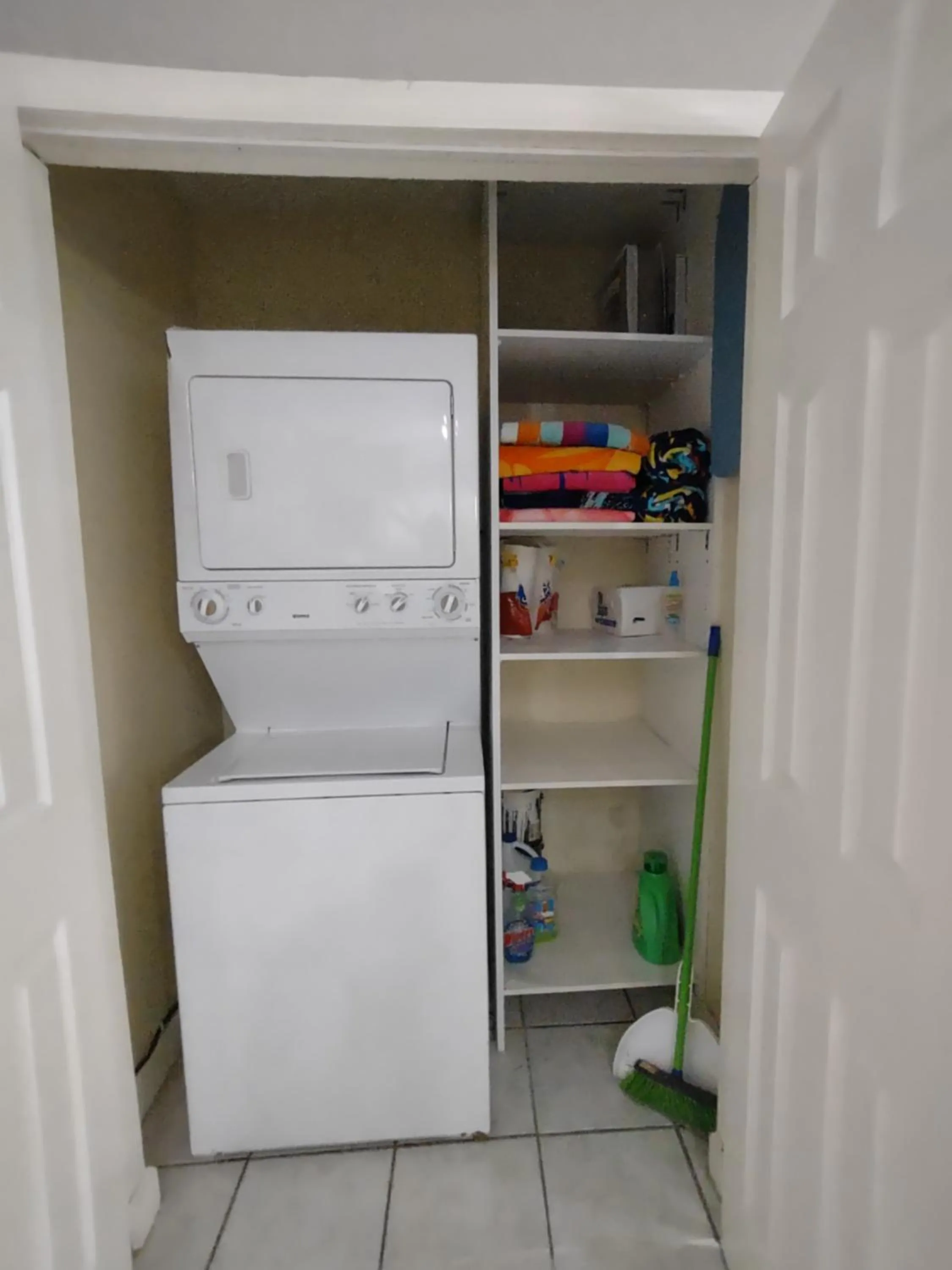 laundry in Sunshine Acre 2B 2B King Master Suite, BIG Yard