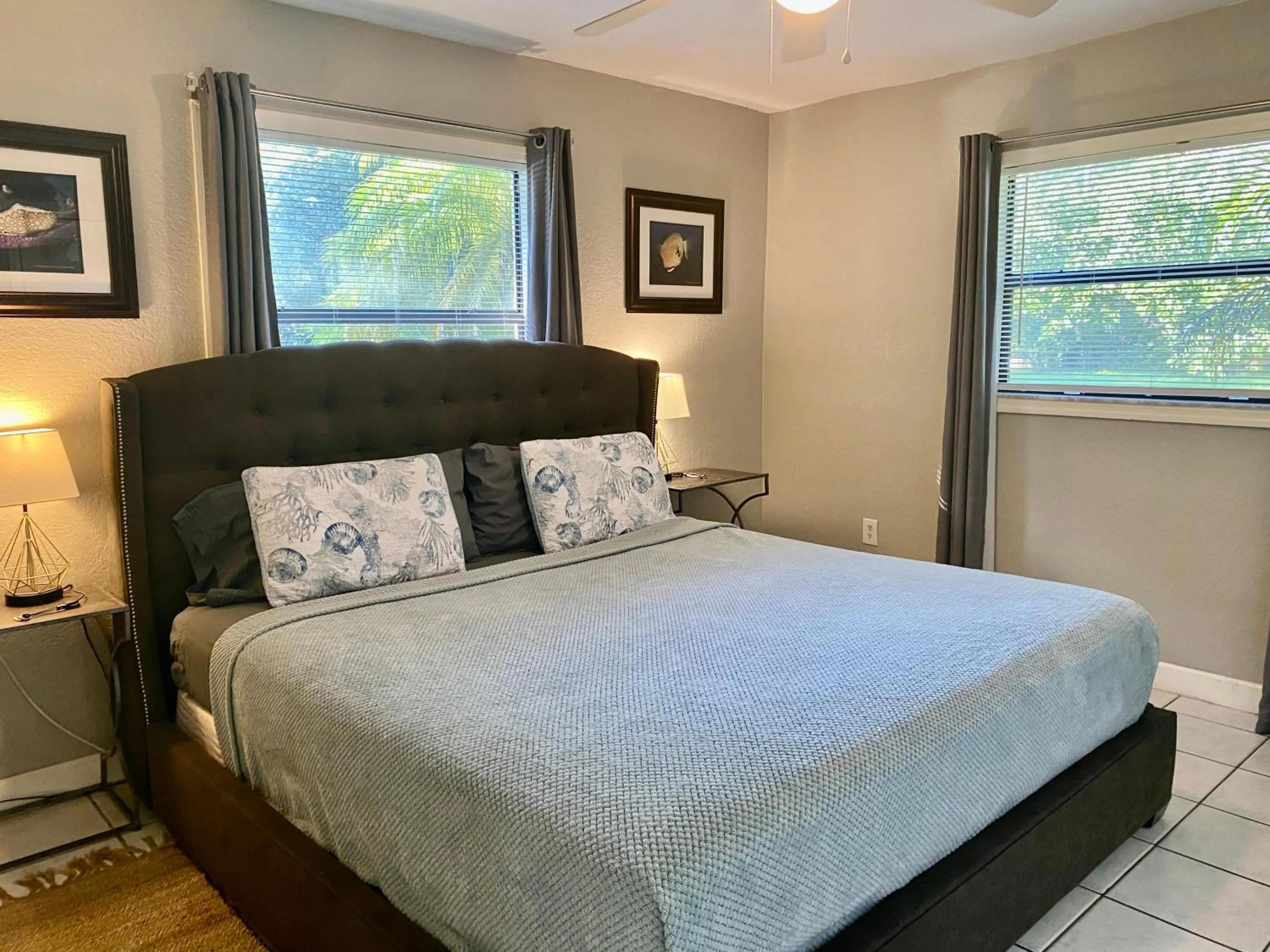 Bed in Sunshine Acre 2B 2B King Master Suite, BIG Yard