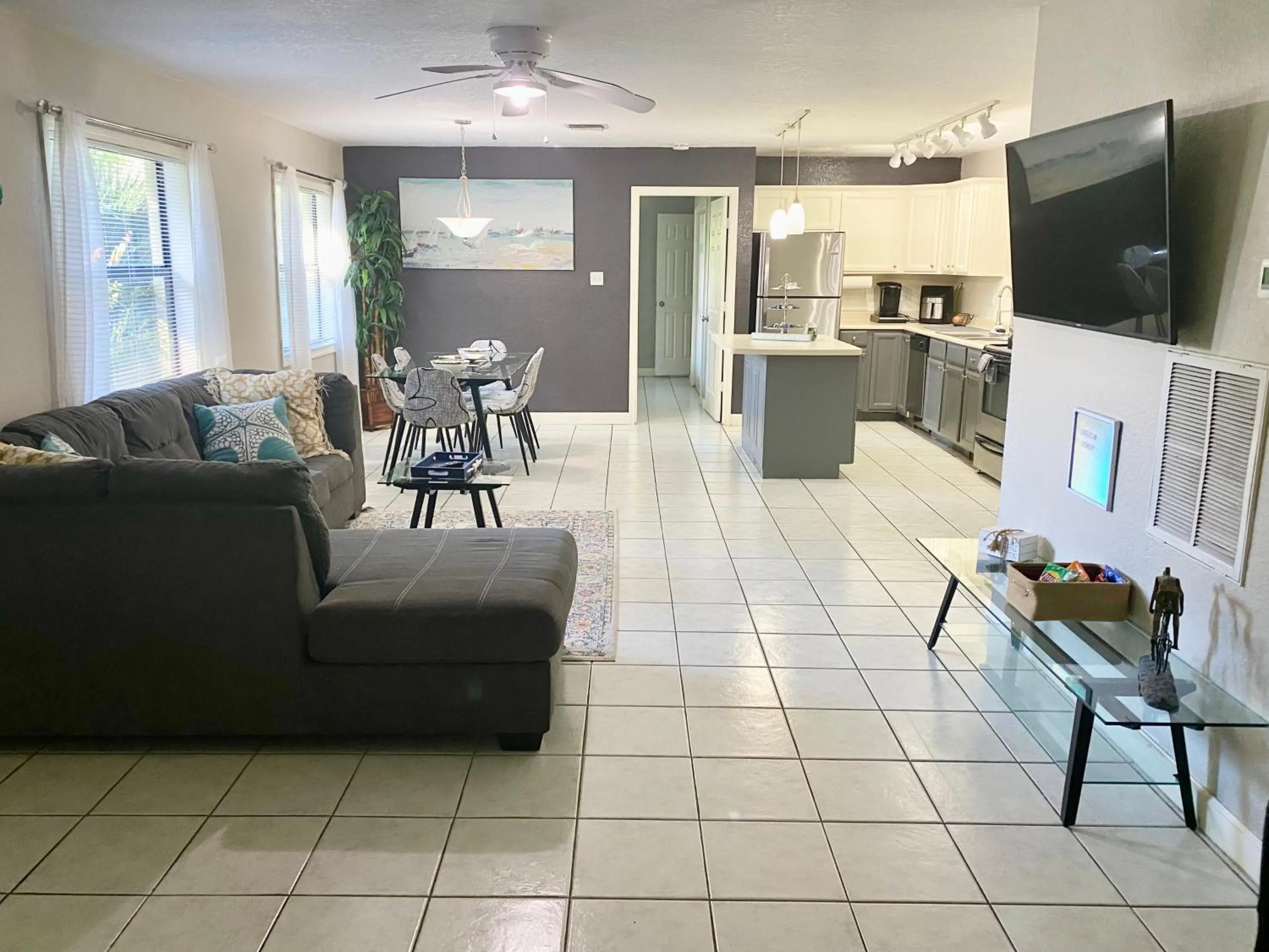 Communal lounge/ TV room in Sunshine Acre 2B 2B King Master Suite, BIG Yard