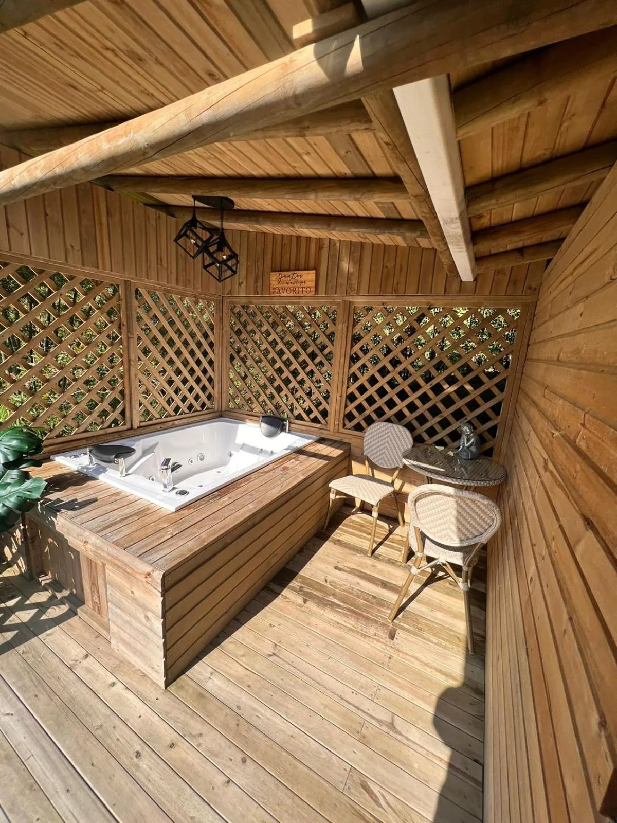 Hot Tub in Cardinal Glamping