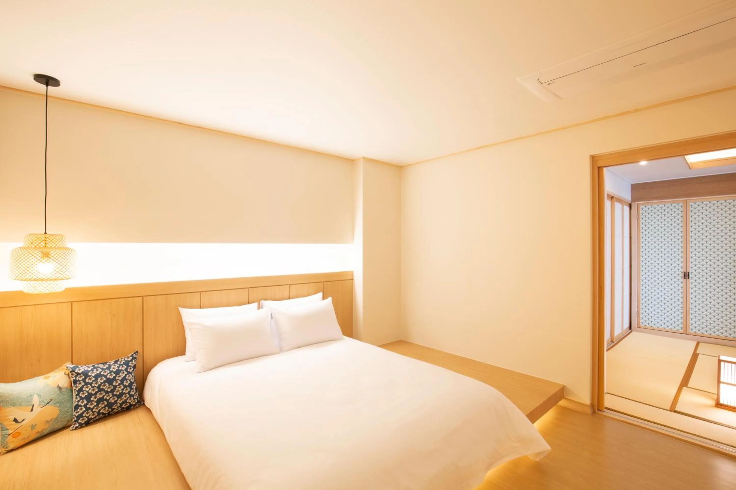 Bed in Tomonoya Hotel & Ryokan Daecheon