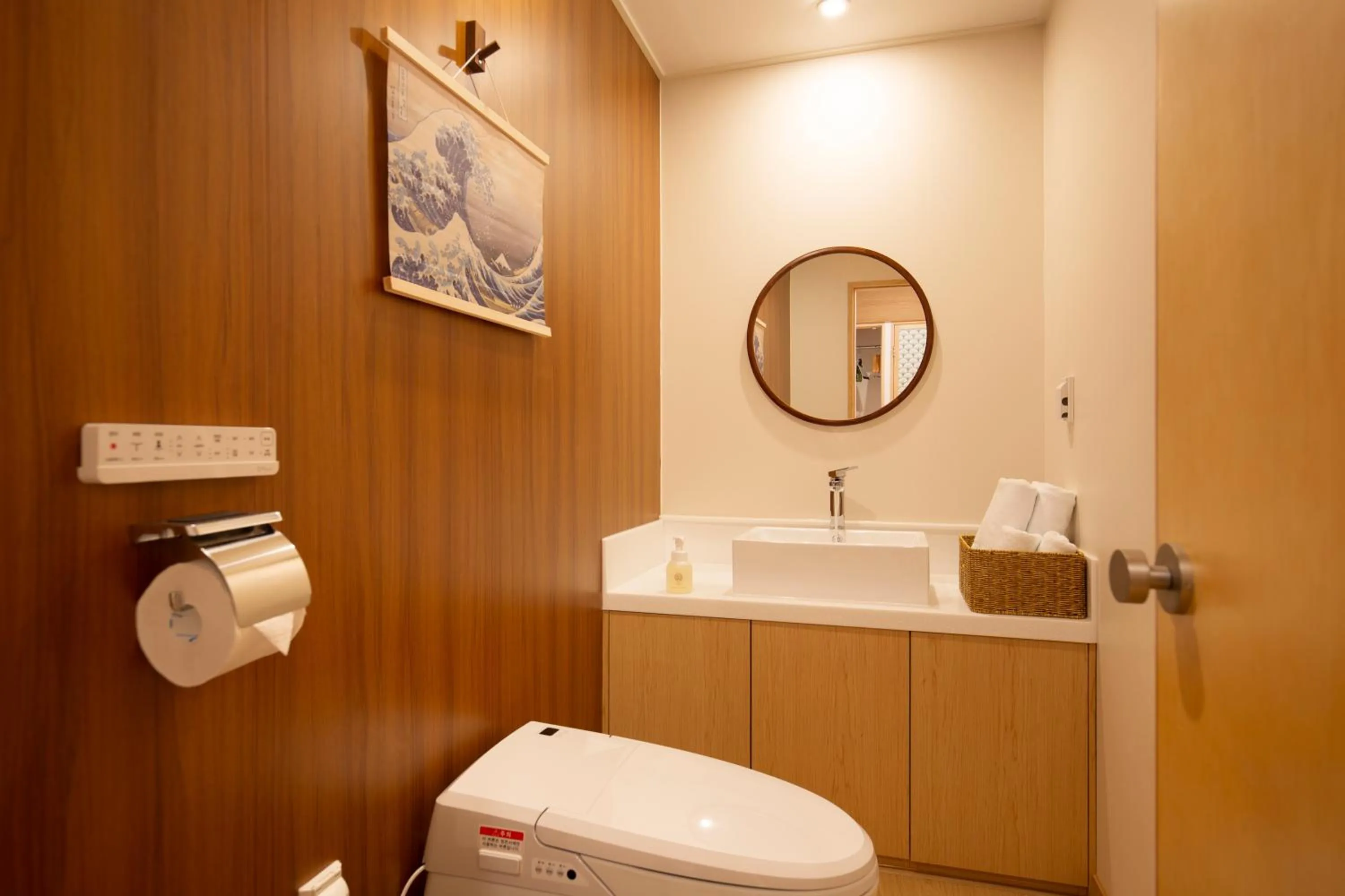 Toilet in Tomonoya Hotel & Ryokan Daecheon