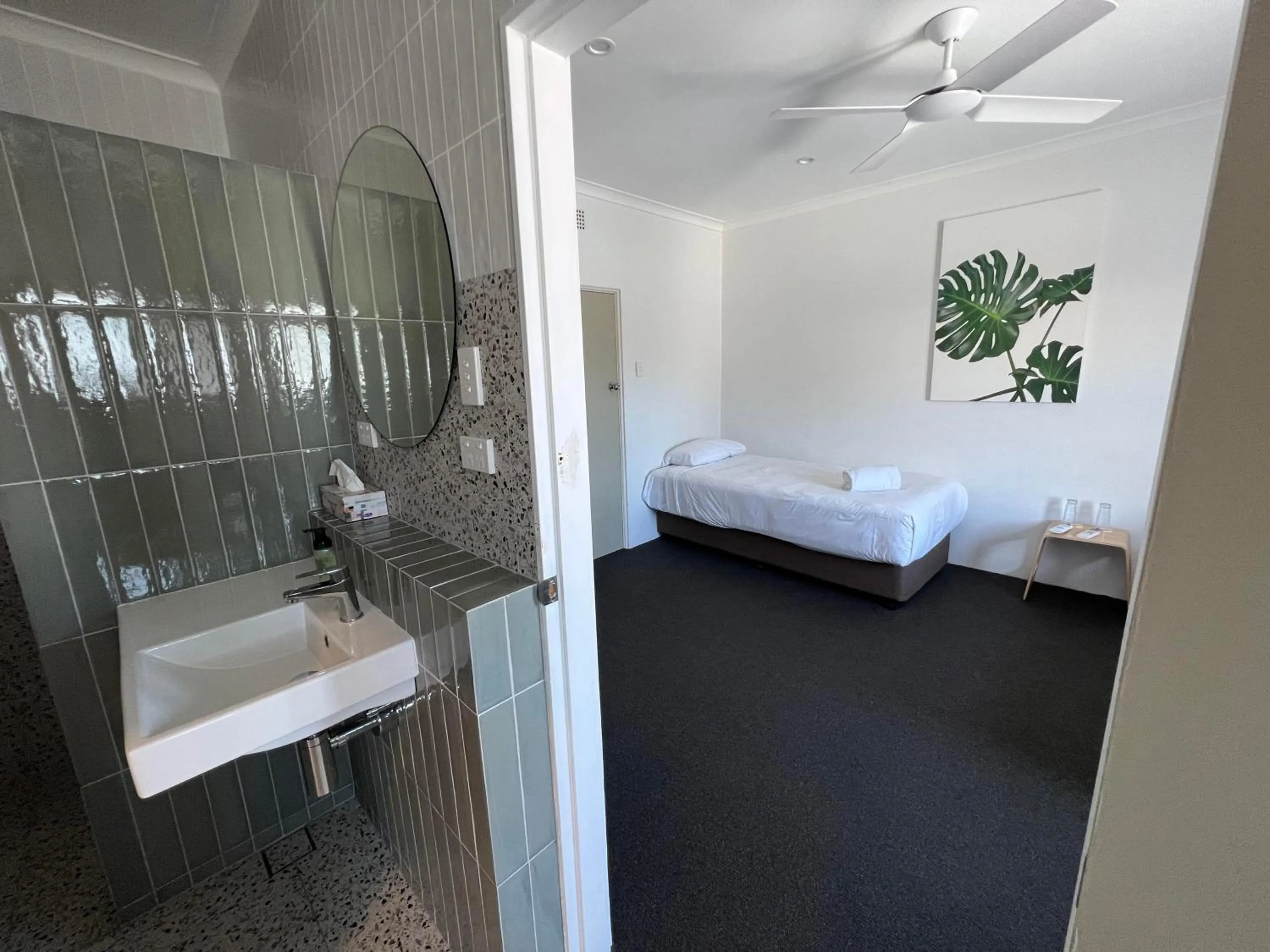 Shower, Bed in Plantation Hotel Coffs Harbour