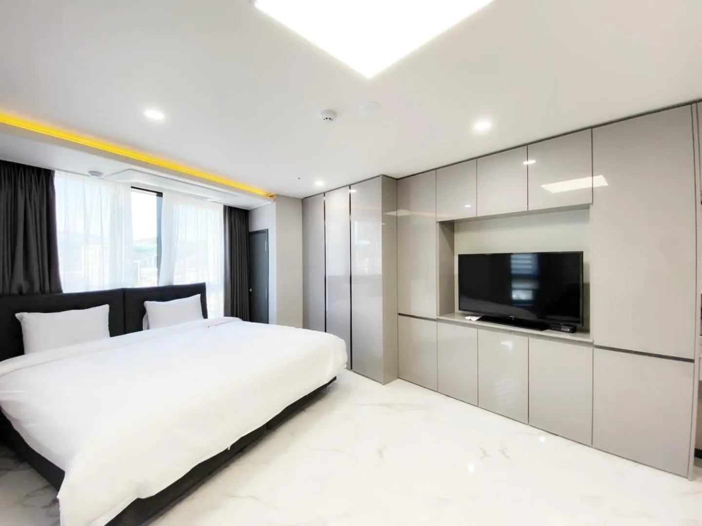 Bed in Songjeong Blue Castle Hotel