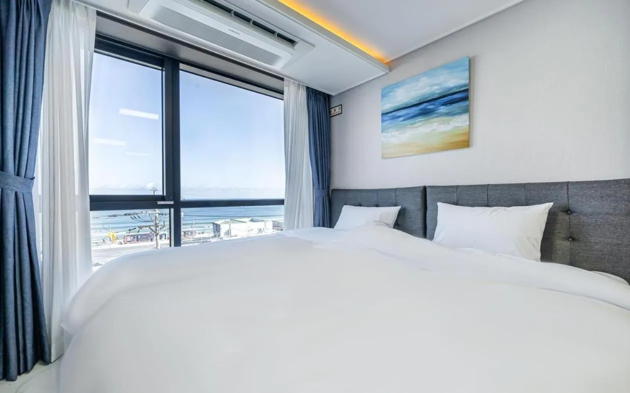 Bed in Songjeong Blue Castle Hotel