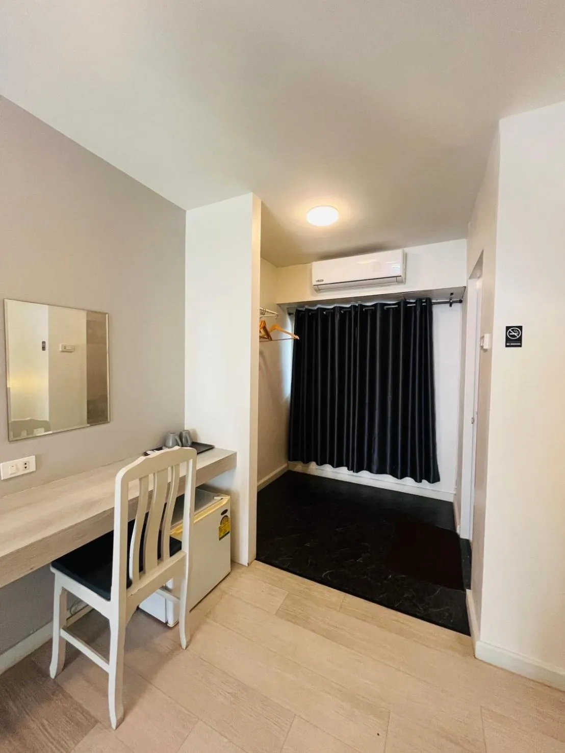 Kitchen or kitchenette, Bed in Kiatnakhon Hotel