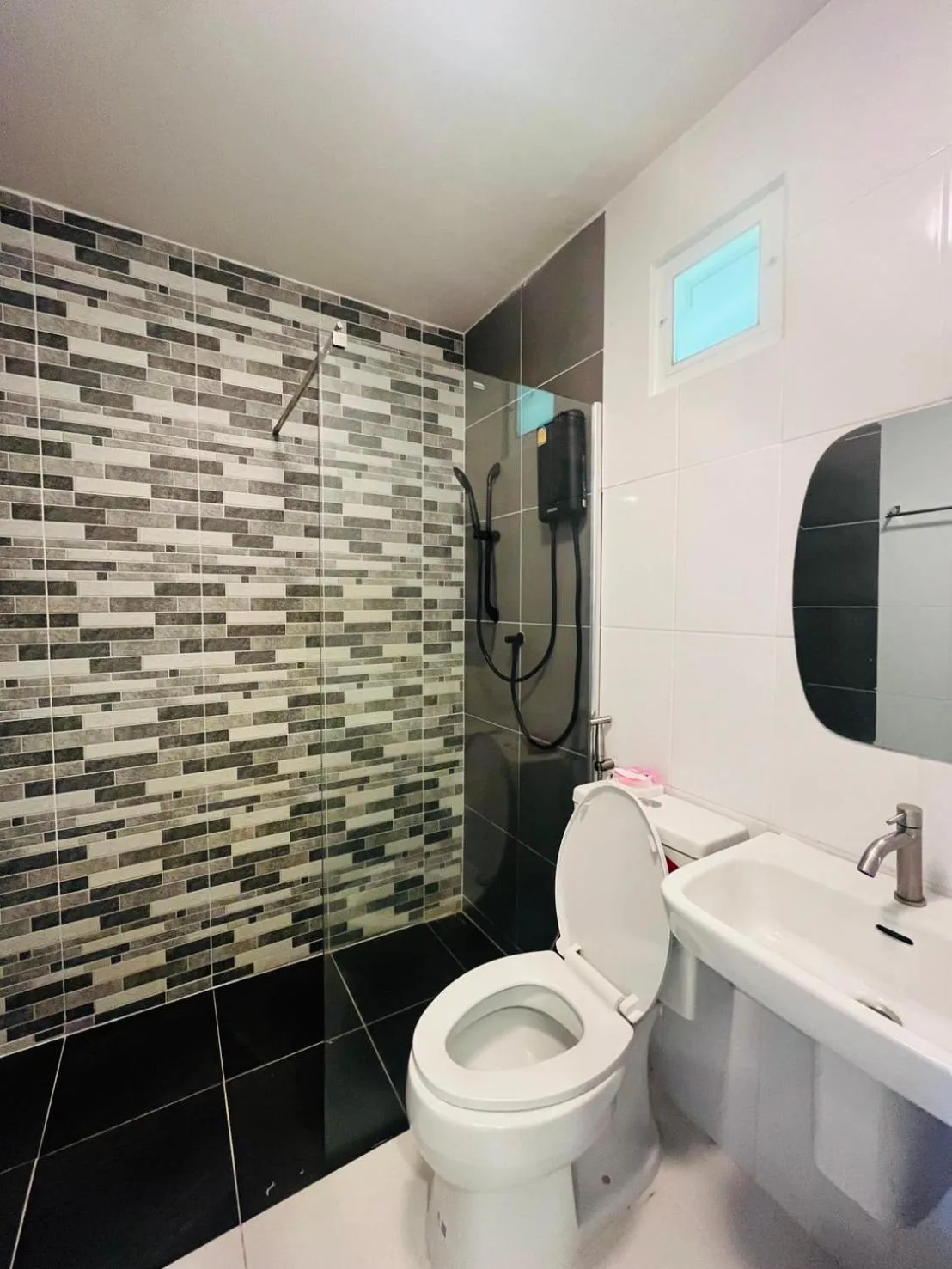 Shower in Kiatnakhon Hotel