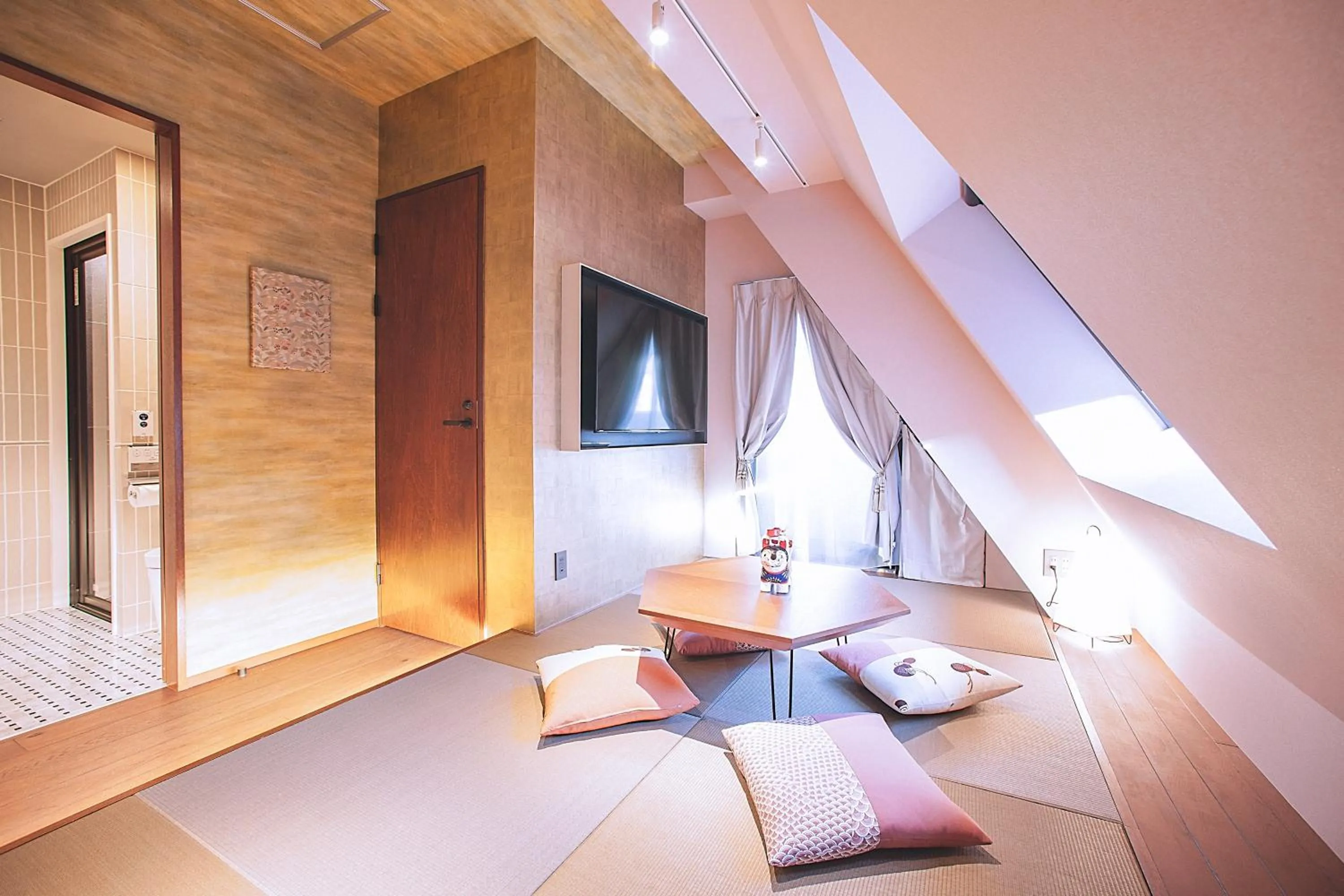 Photo of the whole room, Bed in Asakusa Kaede 浅草楓