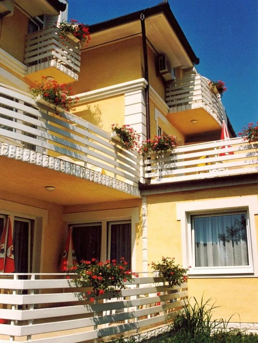 Facade/entrance in Apartman Bella Hotel