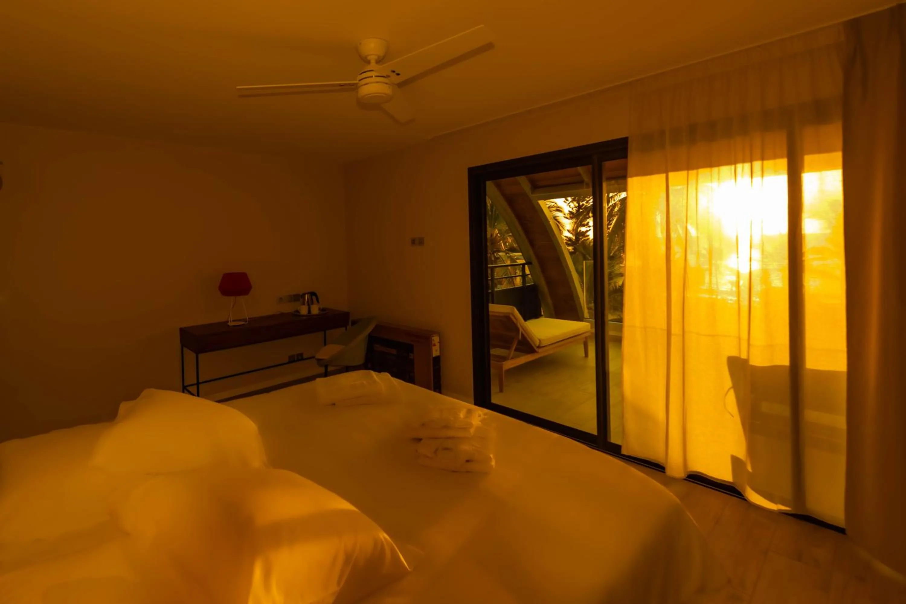 Sea view, Bed in Boutik Hôtel 2A - Adult Only