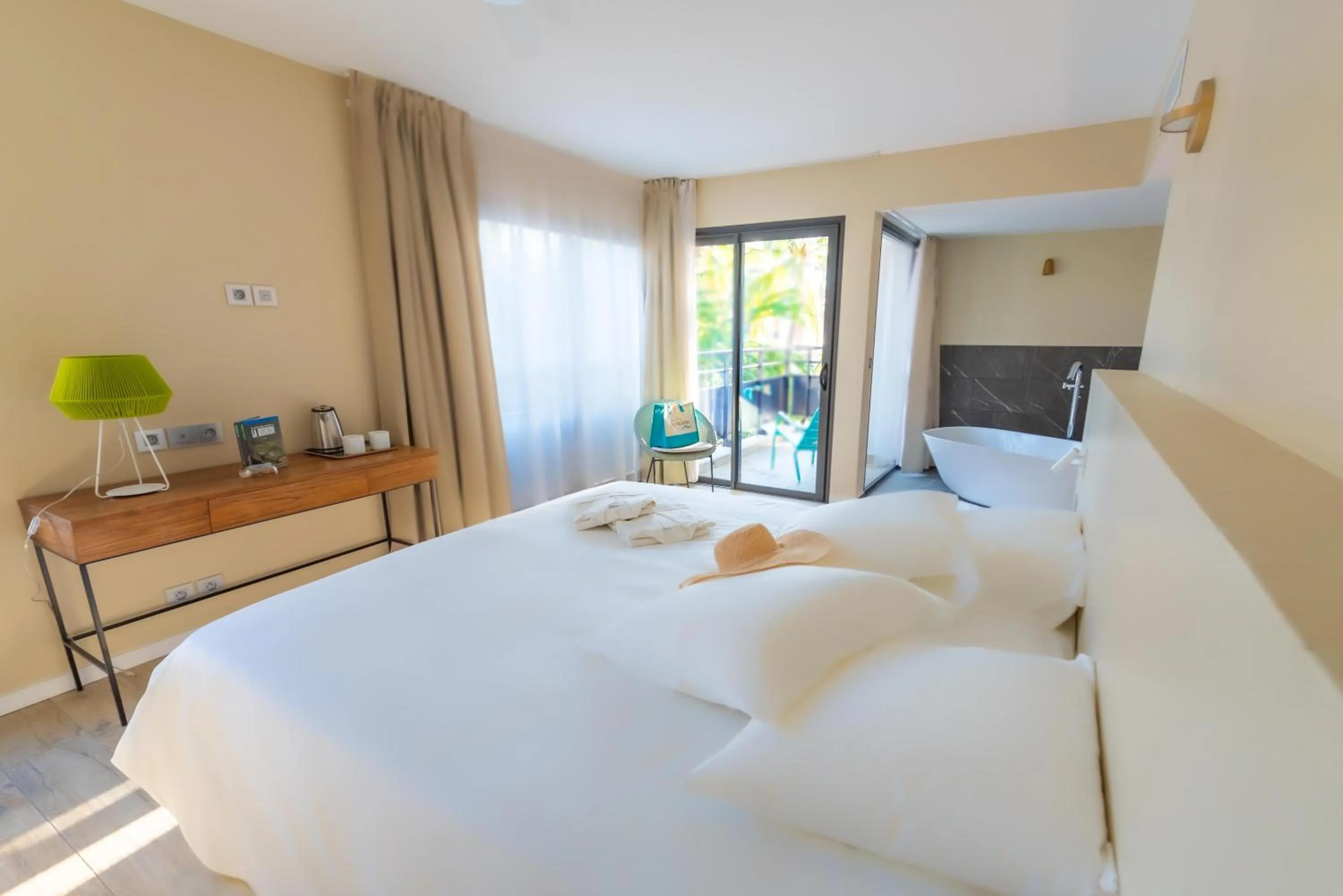 Photo of the whole room, Bed in Boutik Hôtel 2A - Adult Only