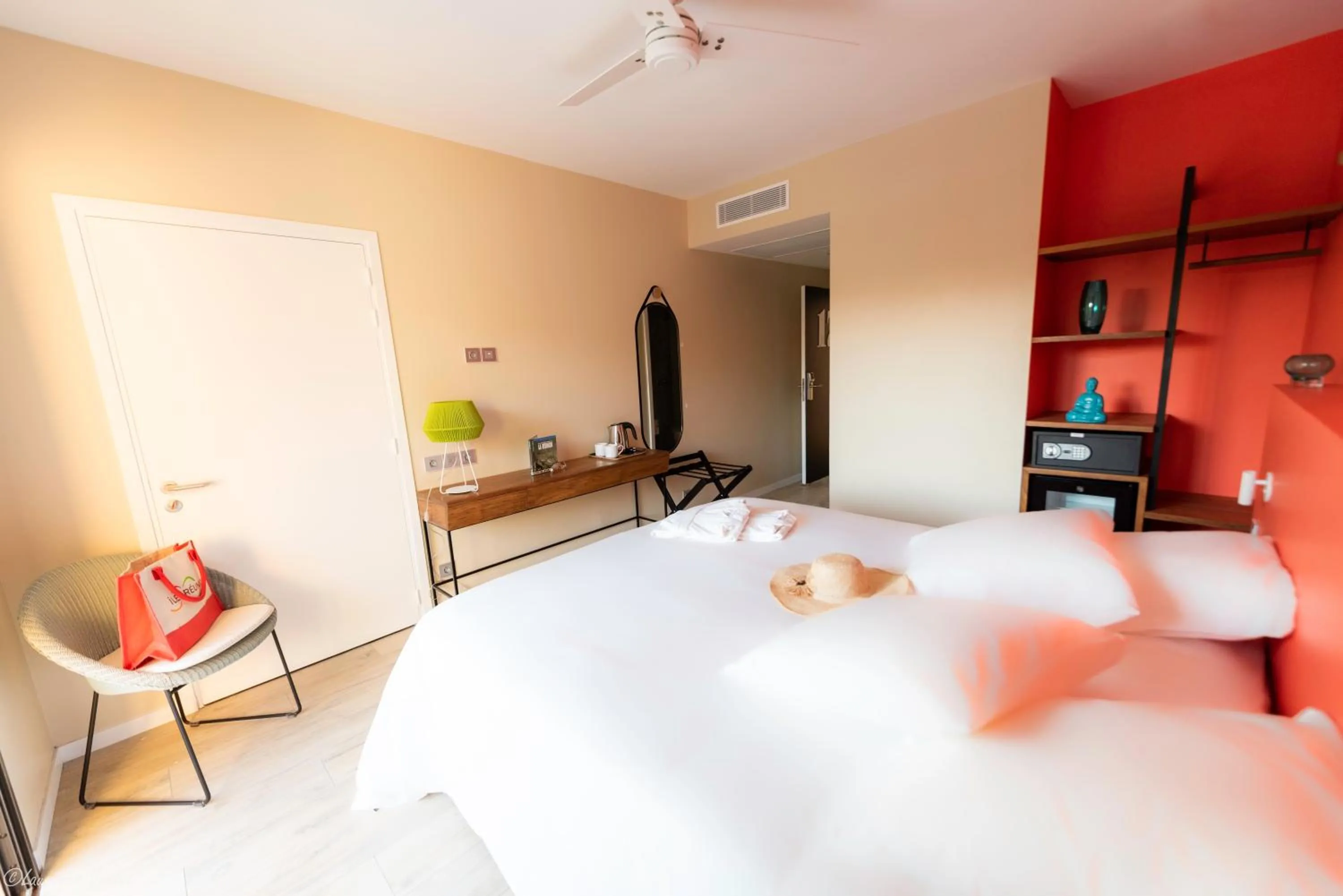 Photo of the whole room, Bed in Boutik Hôtel 2A - Adult Only