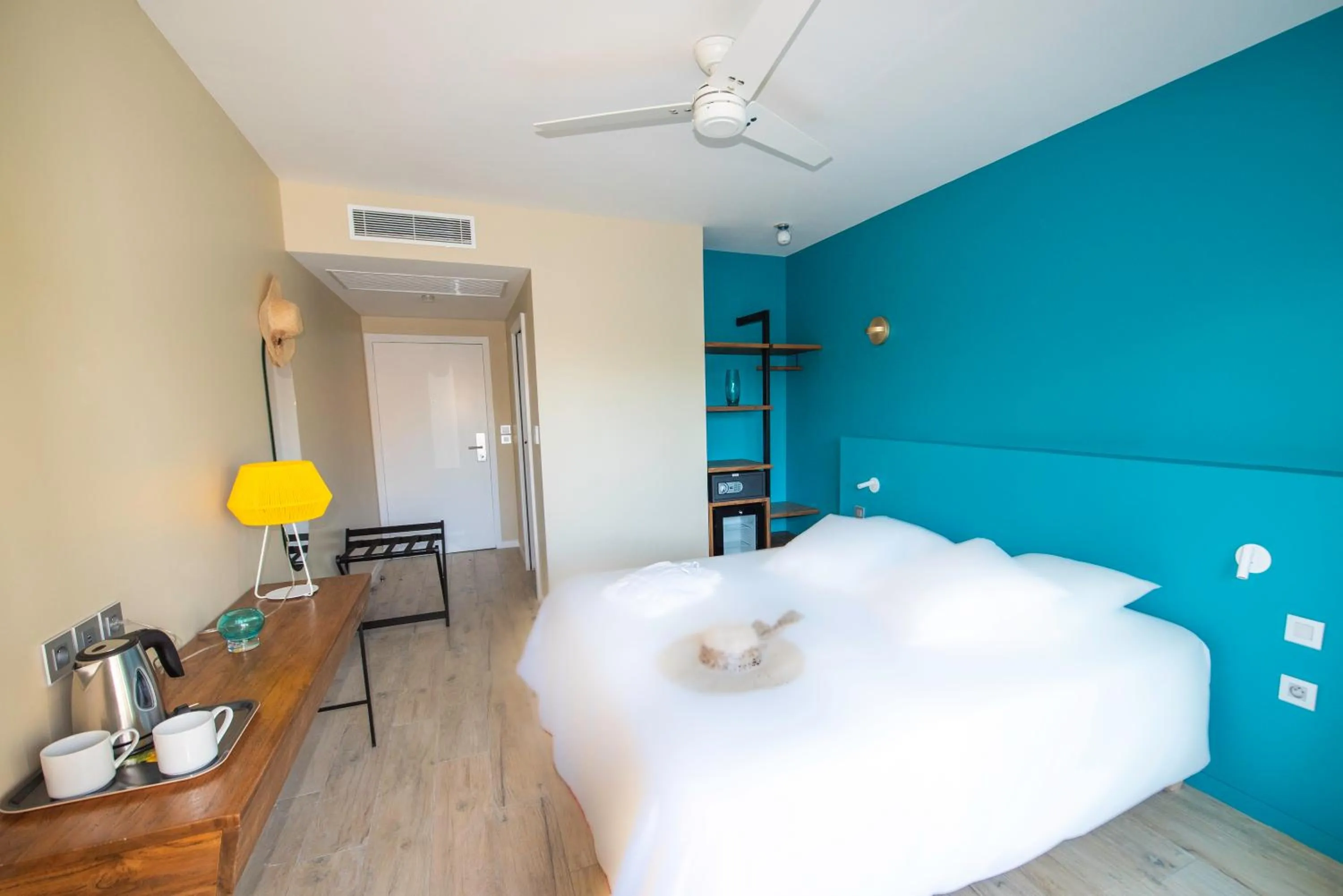 Photo of the whole room, Bed in Boutik Hôtel 2A - Adult Only