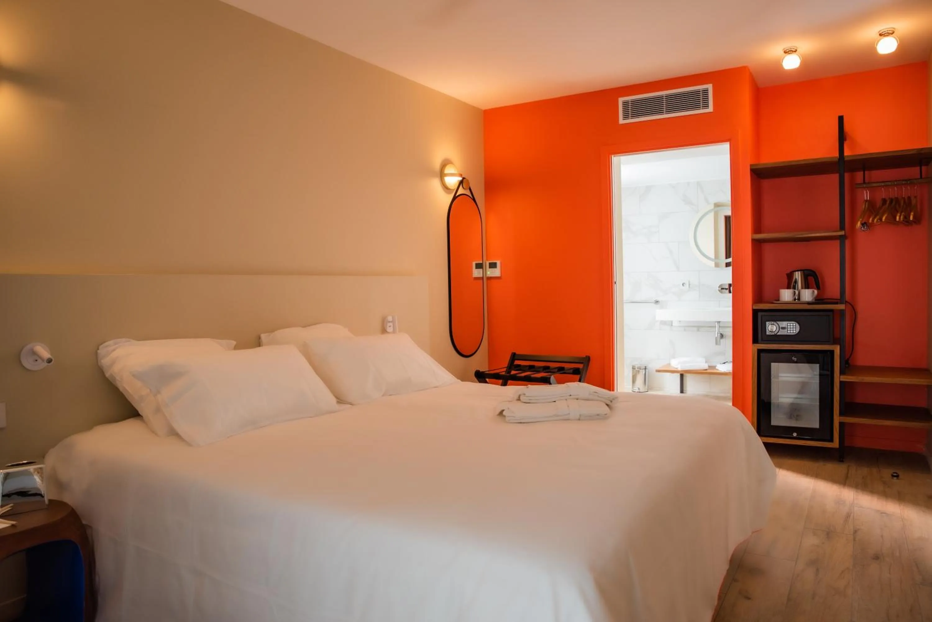 Photo of the whole room, Bed in Boutik Hôtel 2A - Adult Only