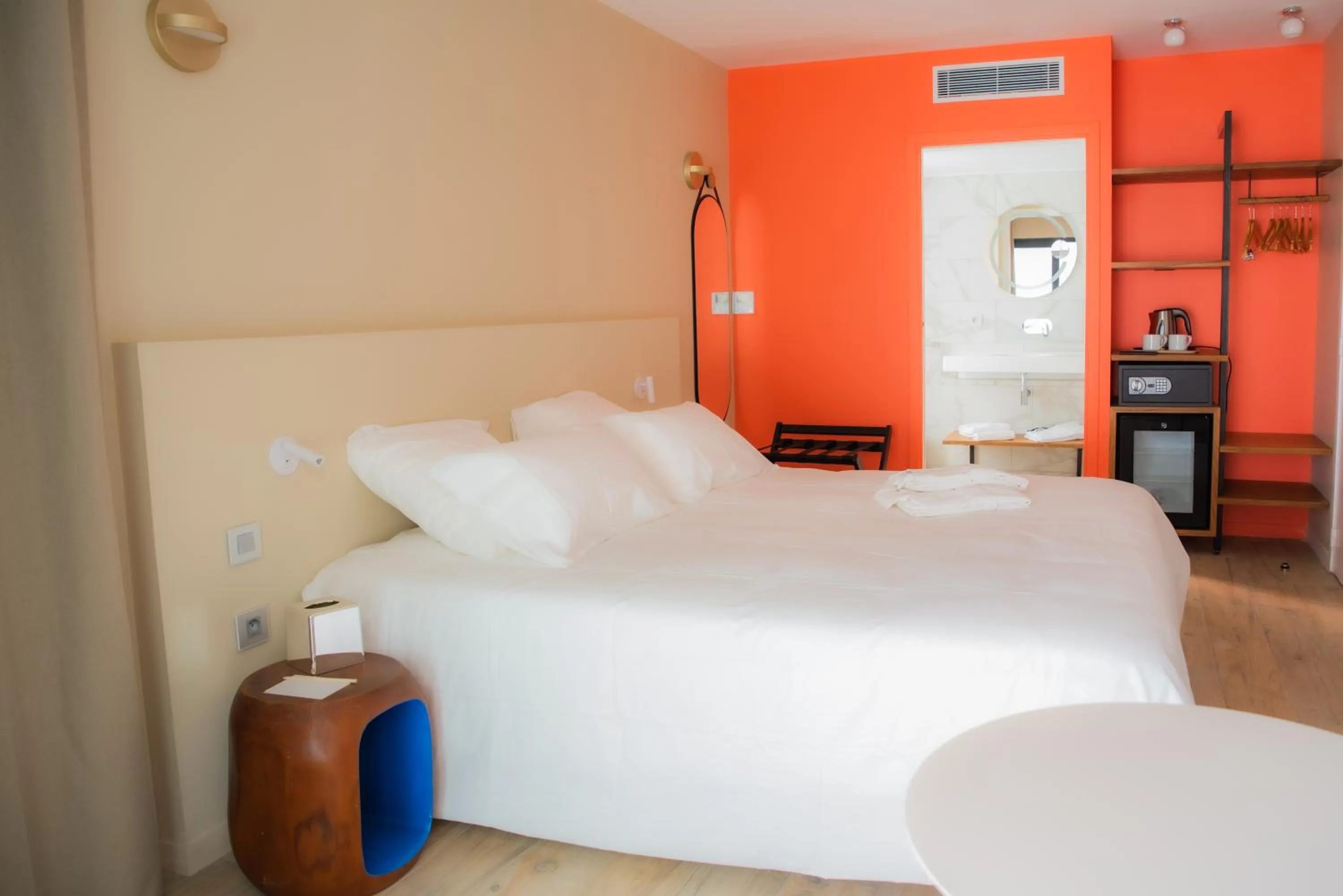Photo of the whole room, Bed in Boutik Hôtel 2A - Adult Only