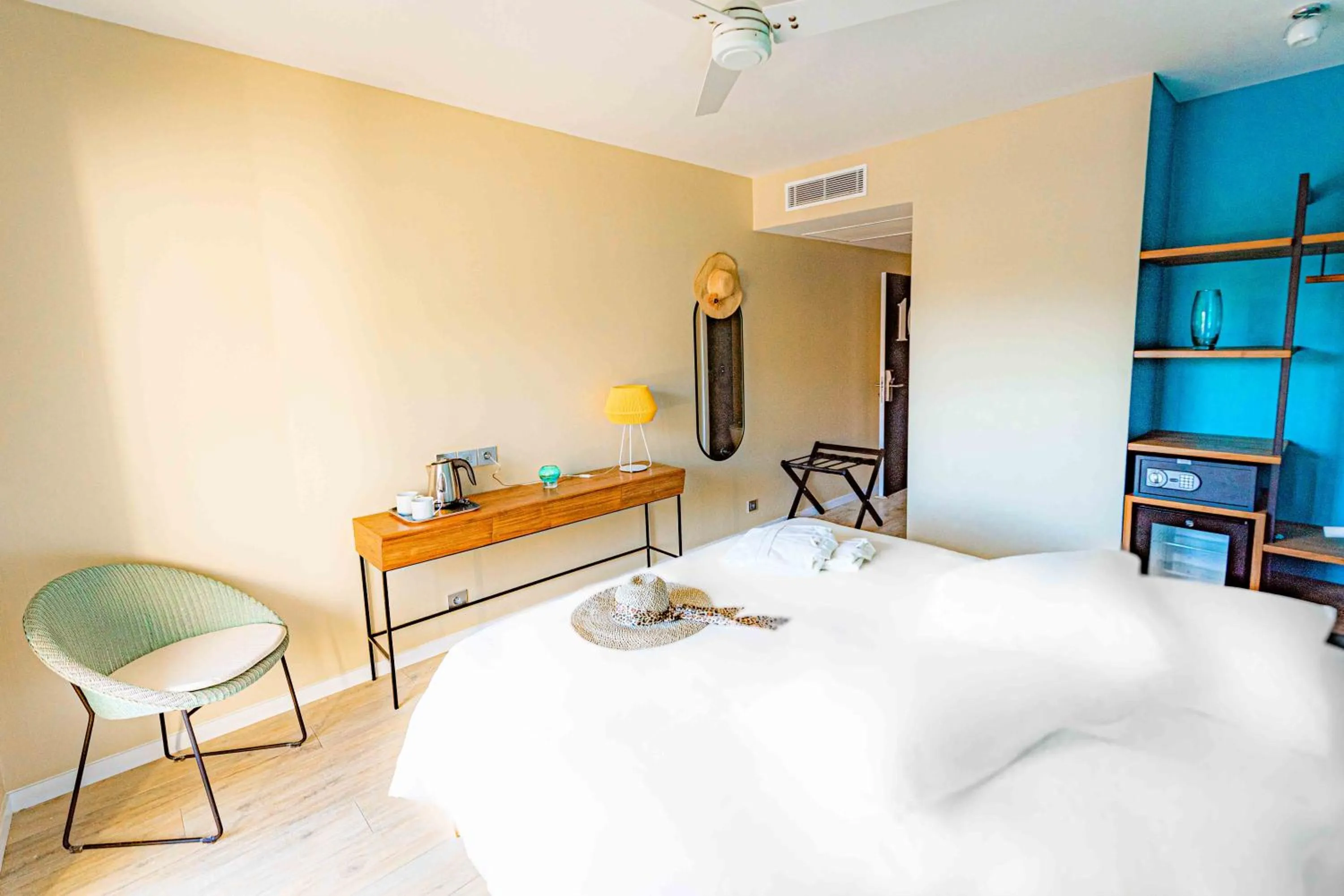 Photo of the whole room, Bed in Boutik Hôtel 2A - Adult Only