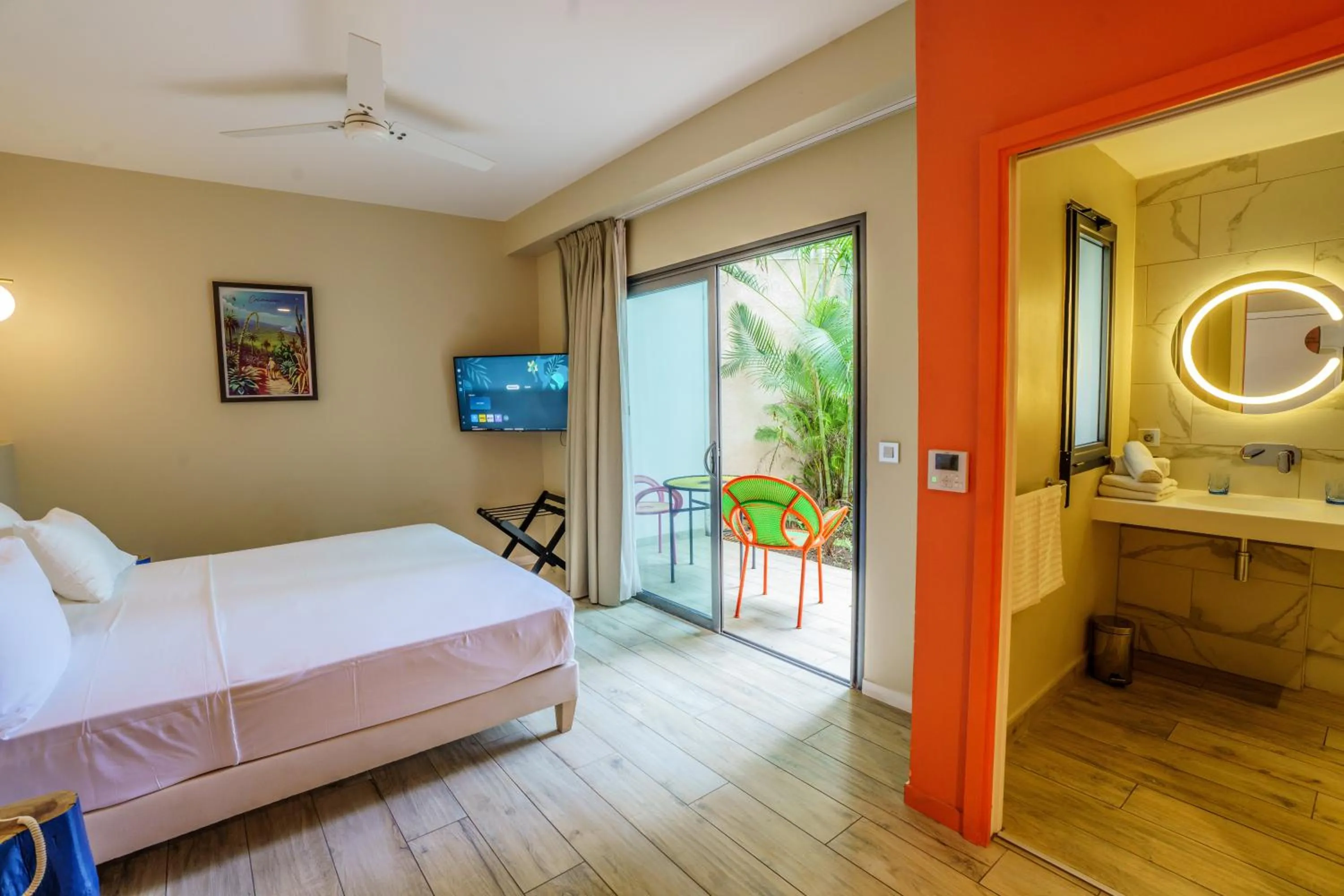 Photo of the whole room, Bed in Boutik Hôtel 2A - Adult Only