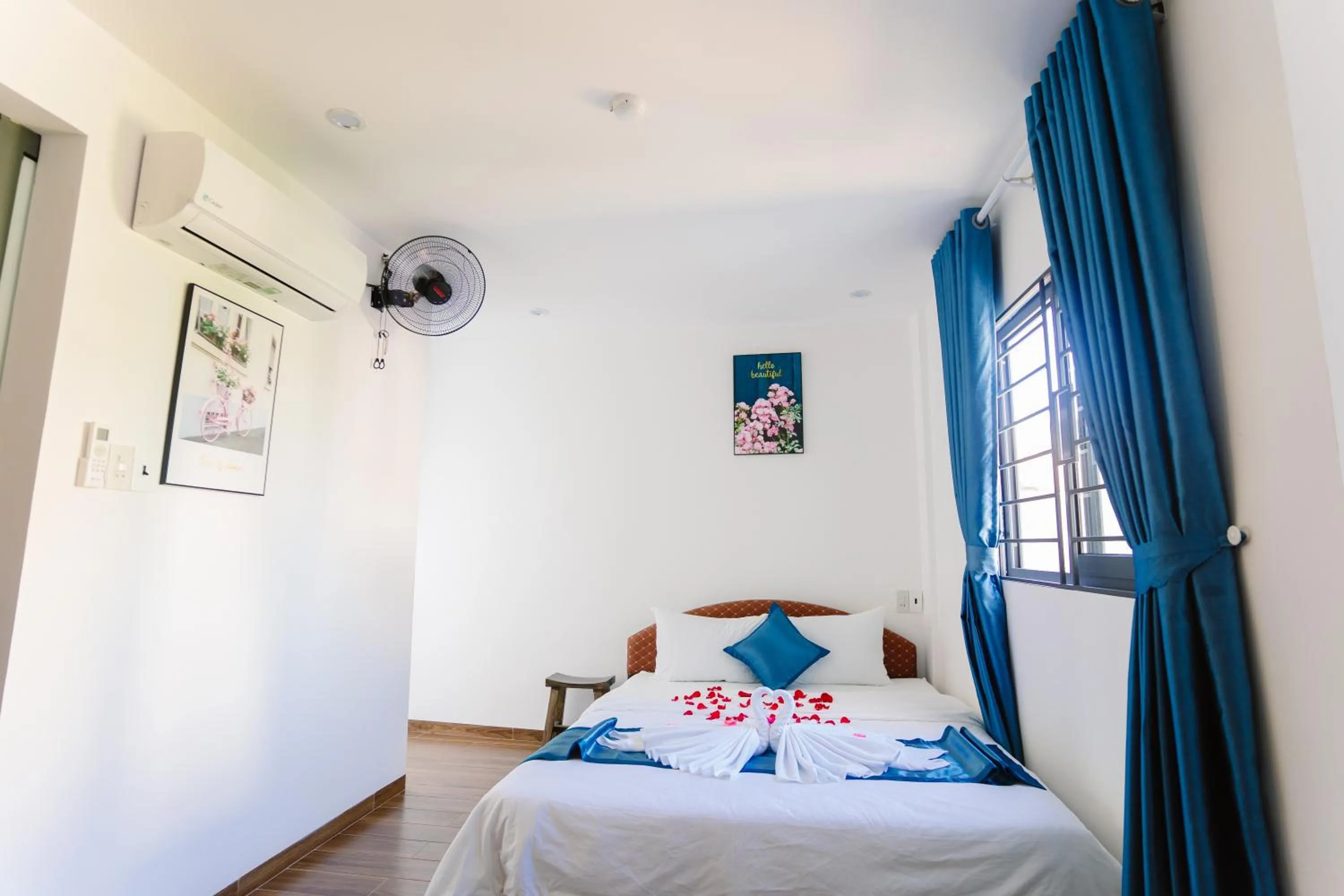 Bedroom, Bed in New World Hotel