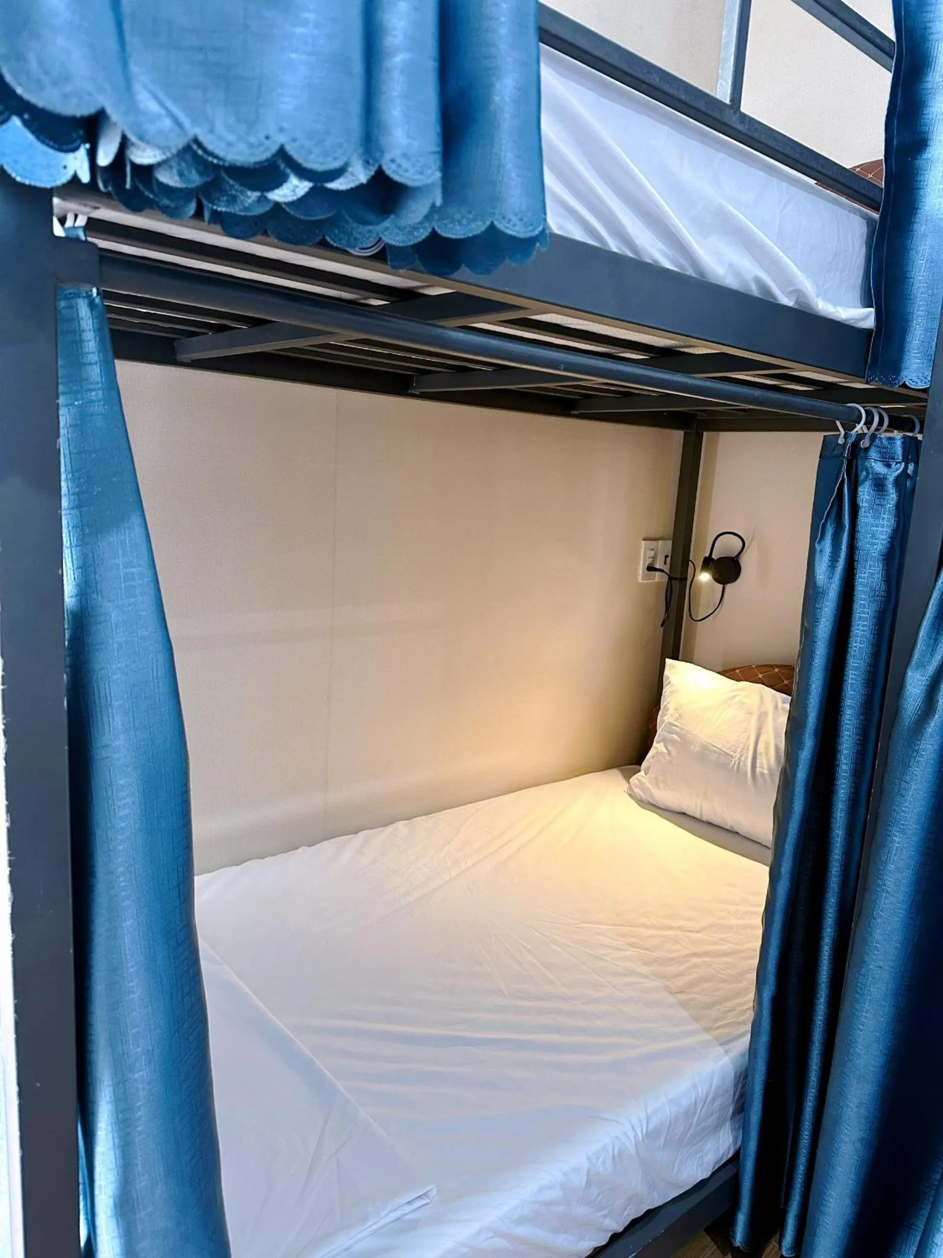 bunk bed, Bed in New World Hotel