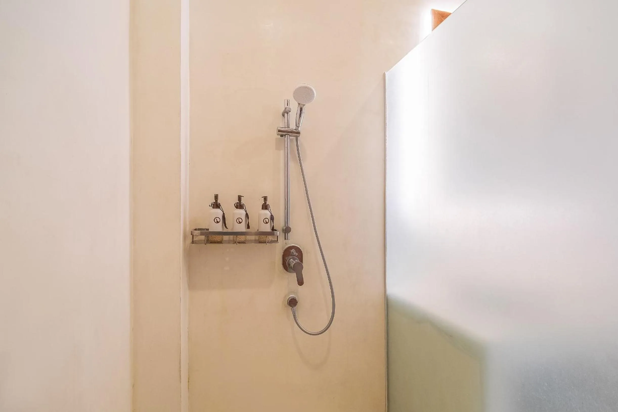 Shower in White Goose Boutique Hotel