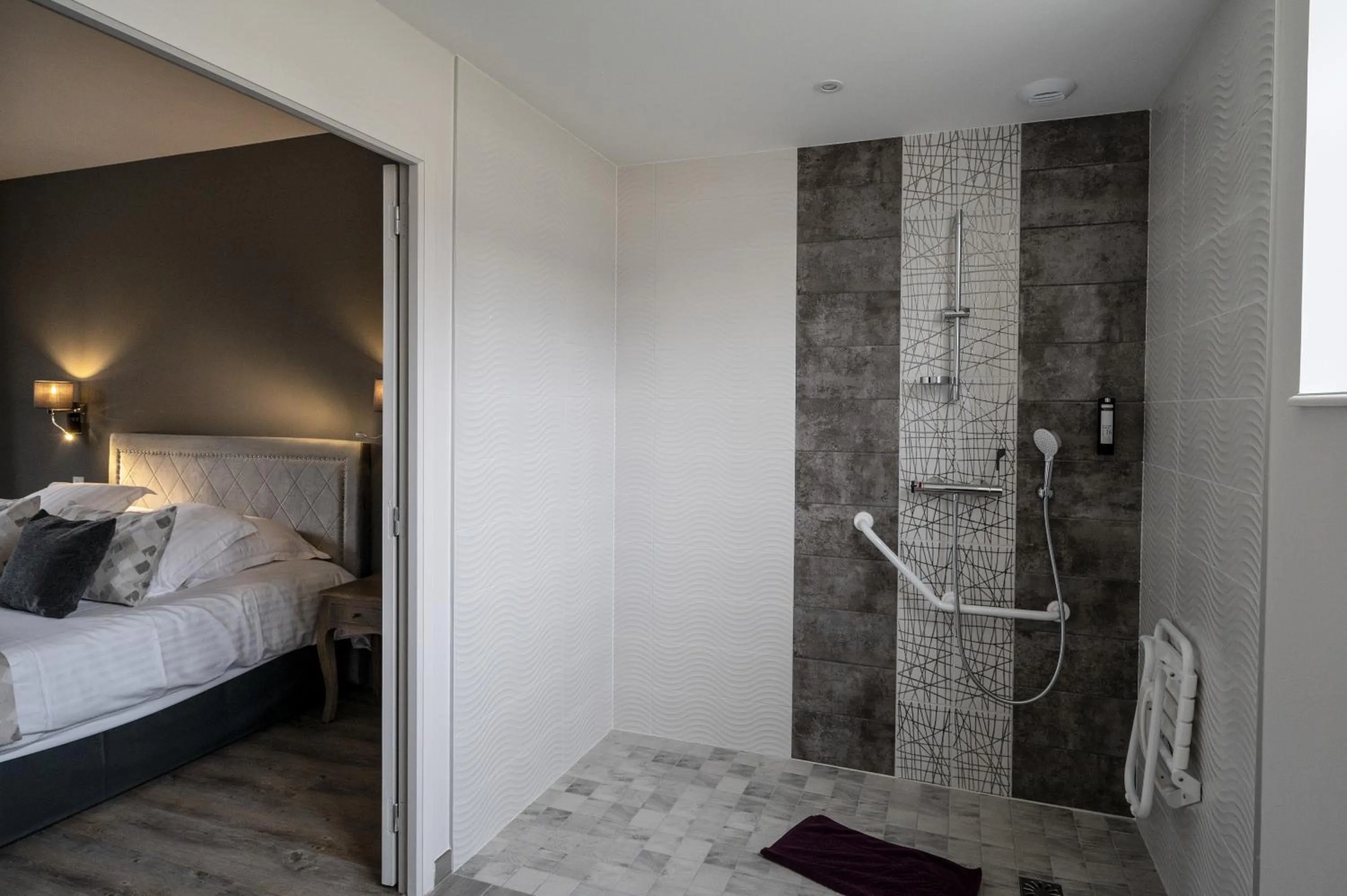 Bathroom, Bed in Belle Normandy