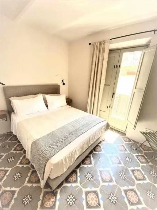 Bed in Velo Vern 3- Luxury penthouse w views of city wall