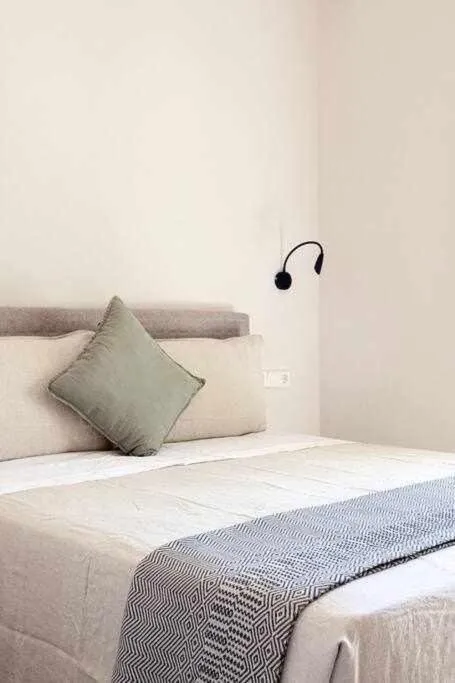 Bed in Velo Vern 3- Luxury penthouse w views of city wall