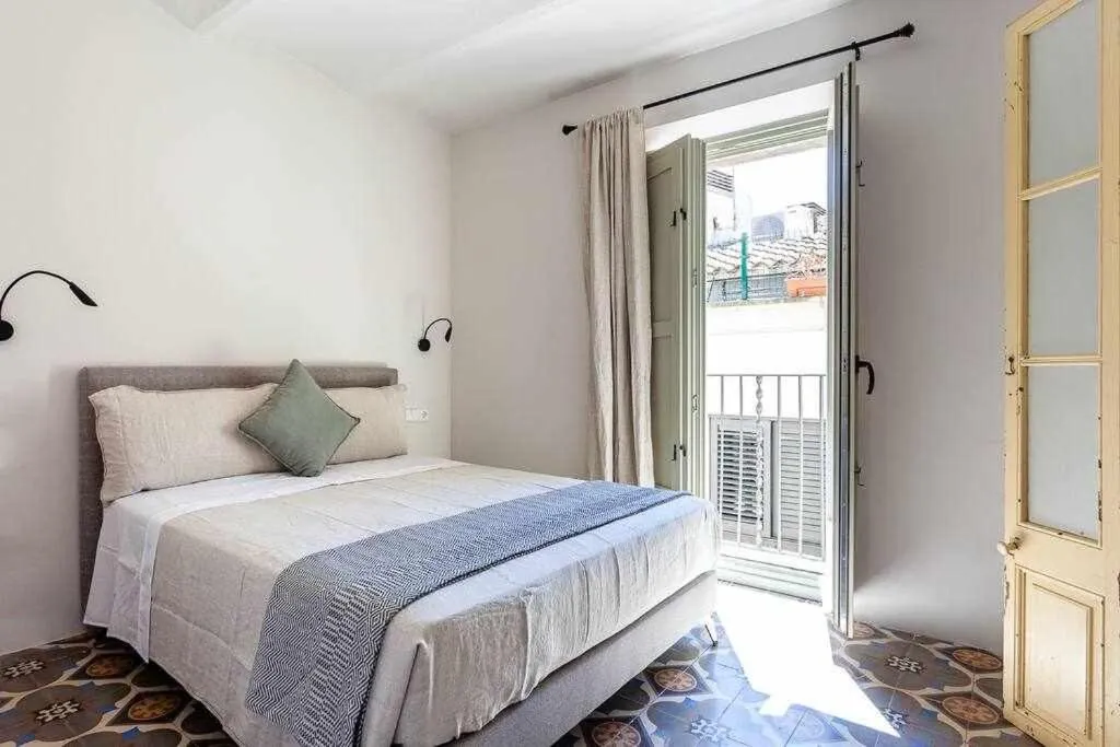 Bed in Velo Vern 3- Luxury penthouse w views of city wall