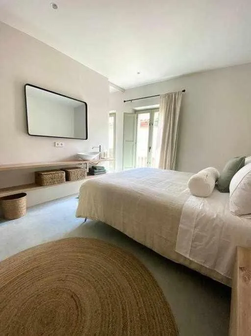 Bed in Velo Vern 3- Luxury penthouse w views of city wall
