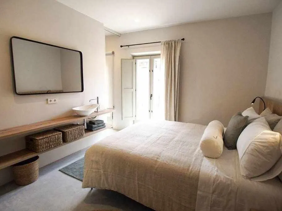 Bed in Velo Vern 3- Luxury penthouse w views of city wall