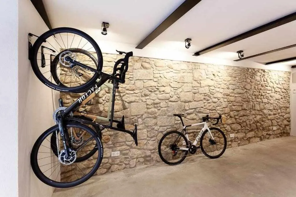 Velo Vern 3- Luxury penthouse w views of city wall