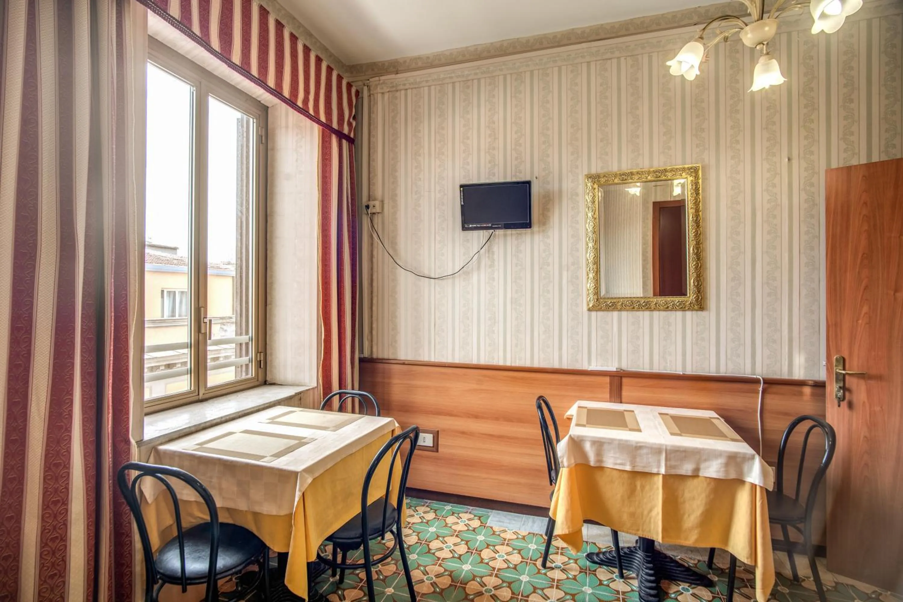 Communal lounge/ TV room in Hotel Artromano