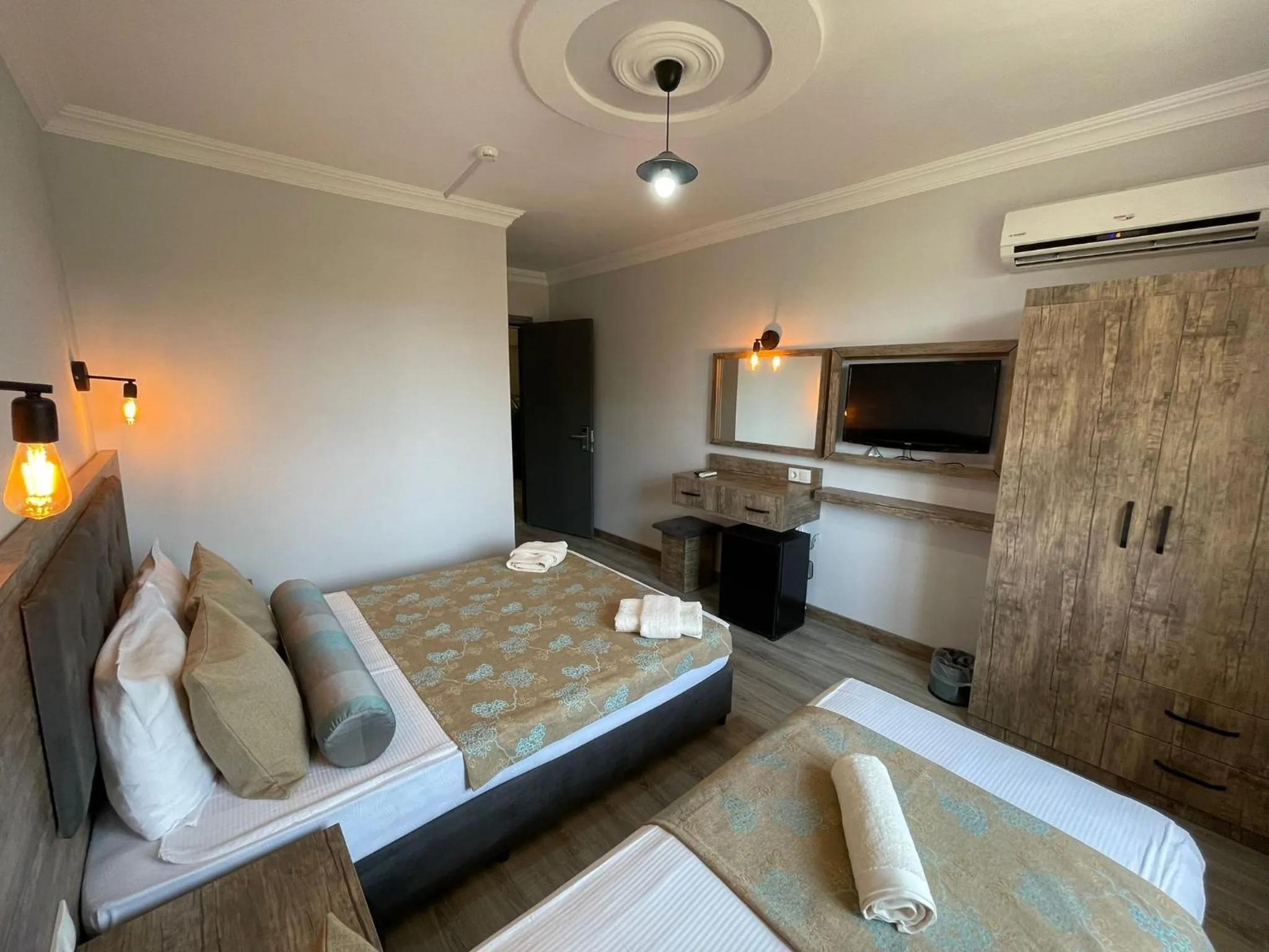 Photo of the whole room, Bed in Seven City Hotel