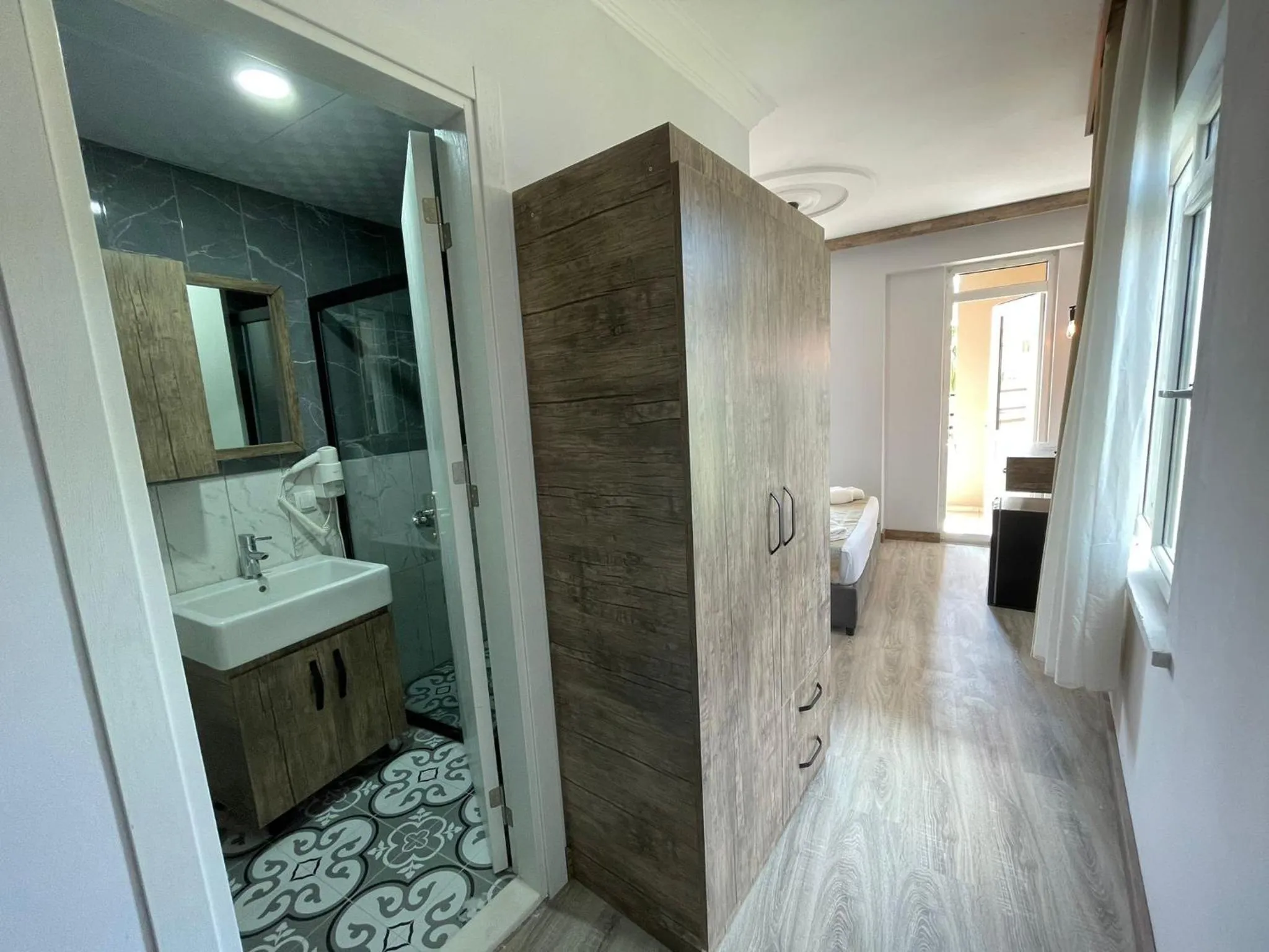 Bathroom, Bed in Seven City Hotel