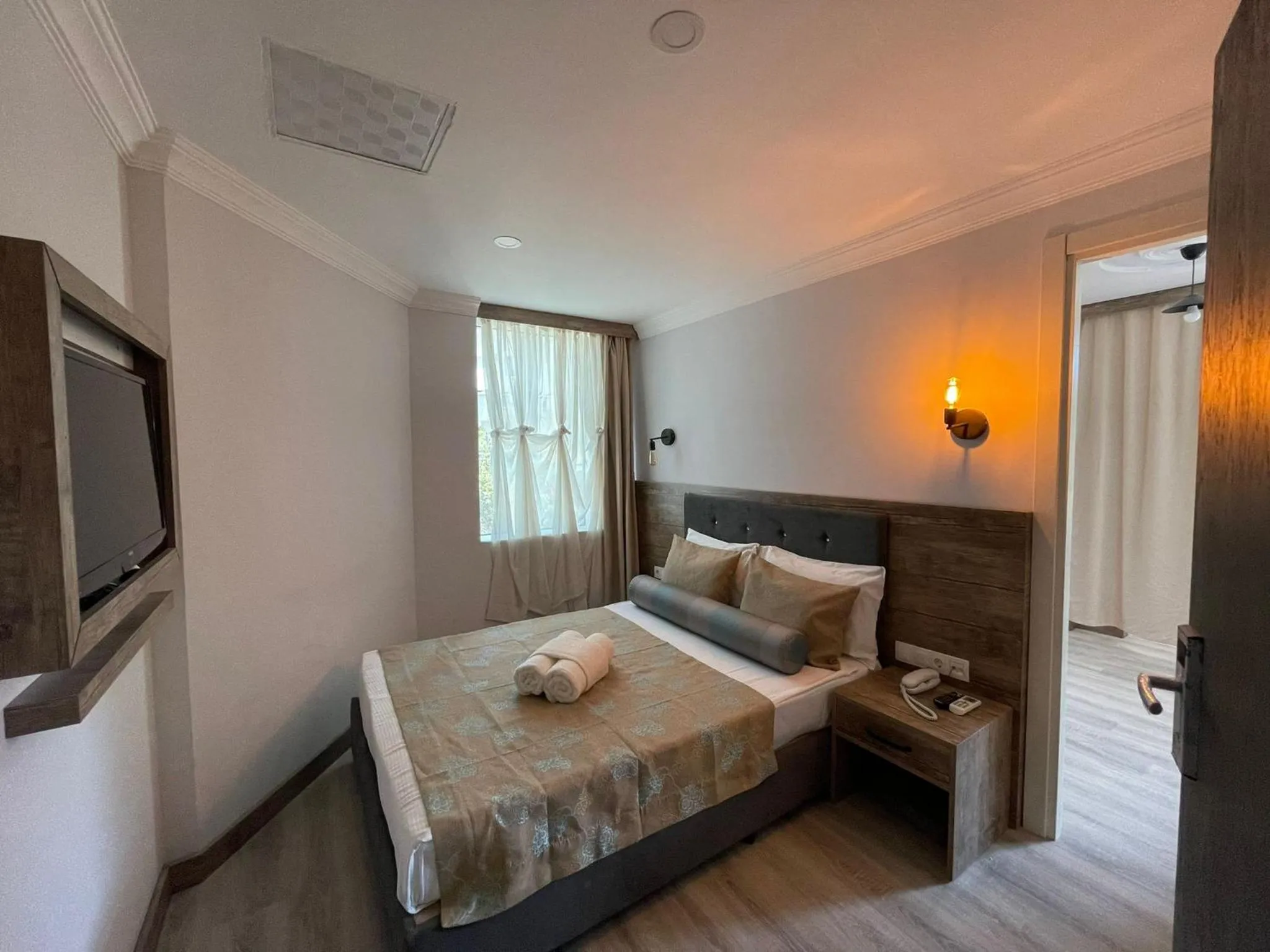 Bedroom, Bed in Seven City Hotel