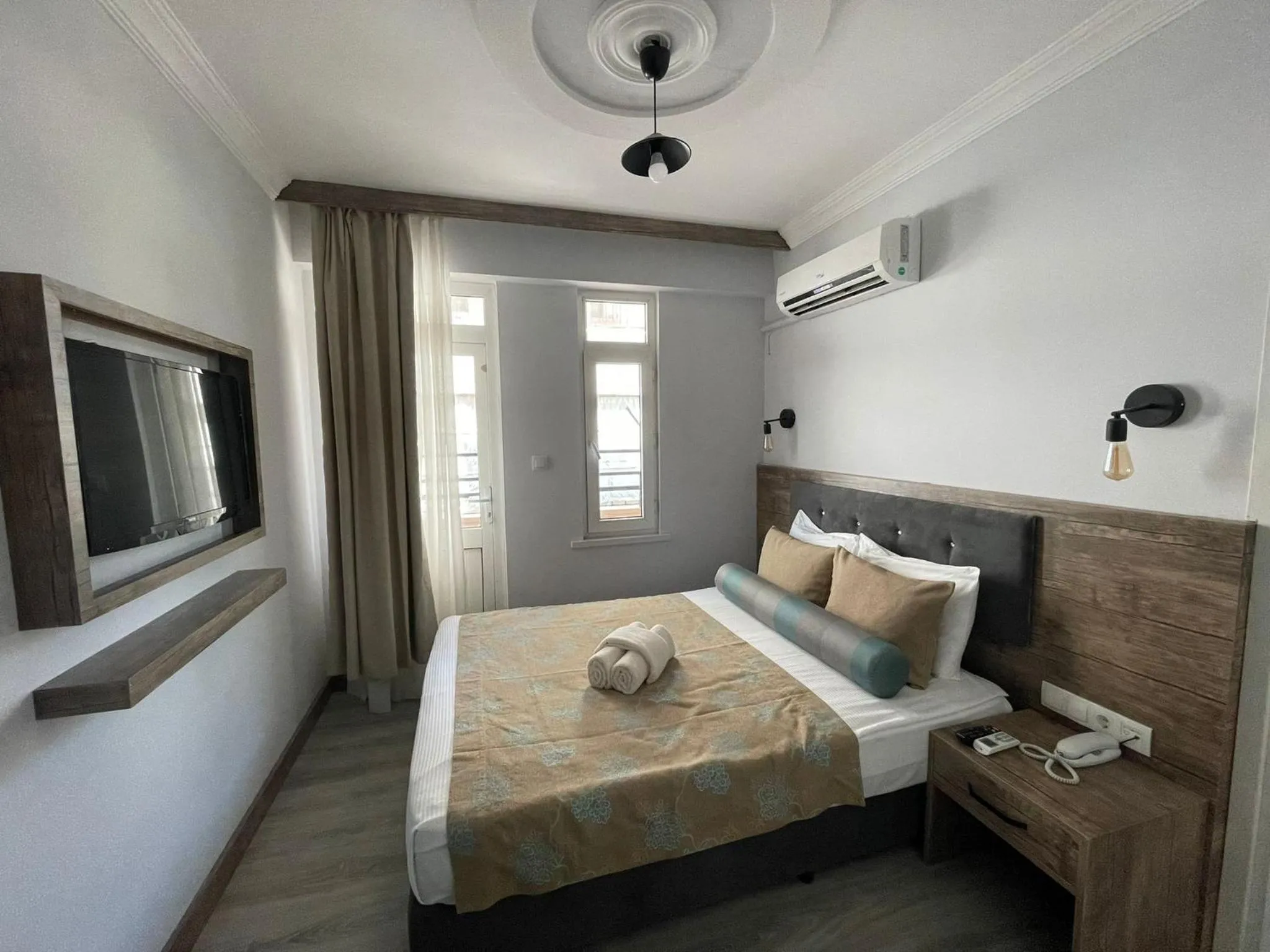 Photo of the whole room, Bed in Seven City Hotel