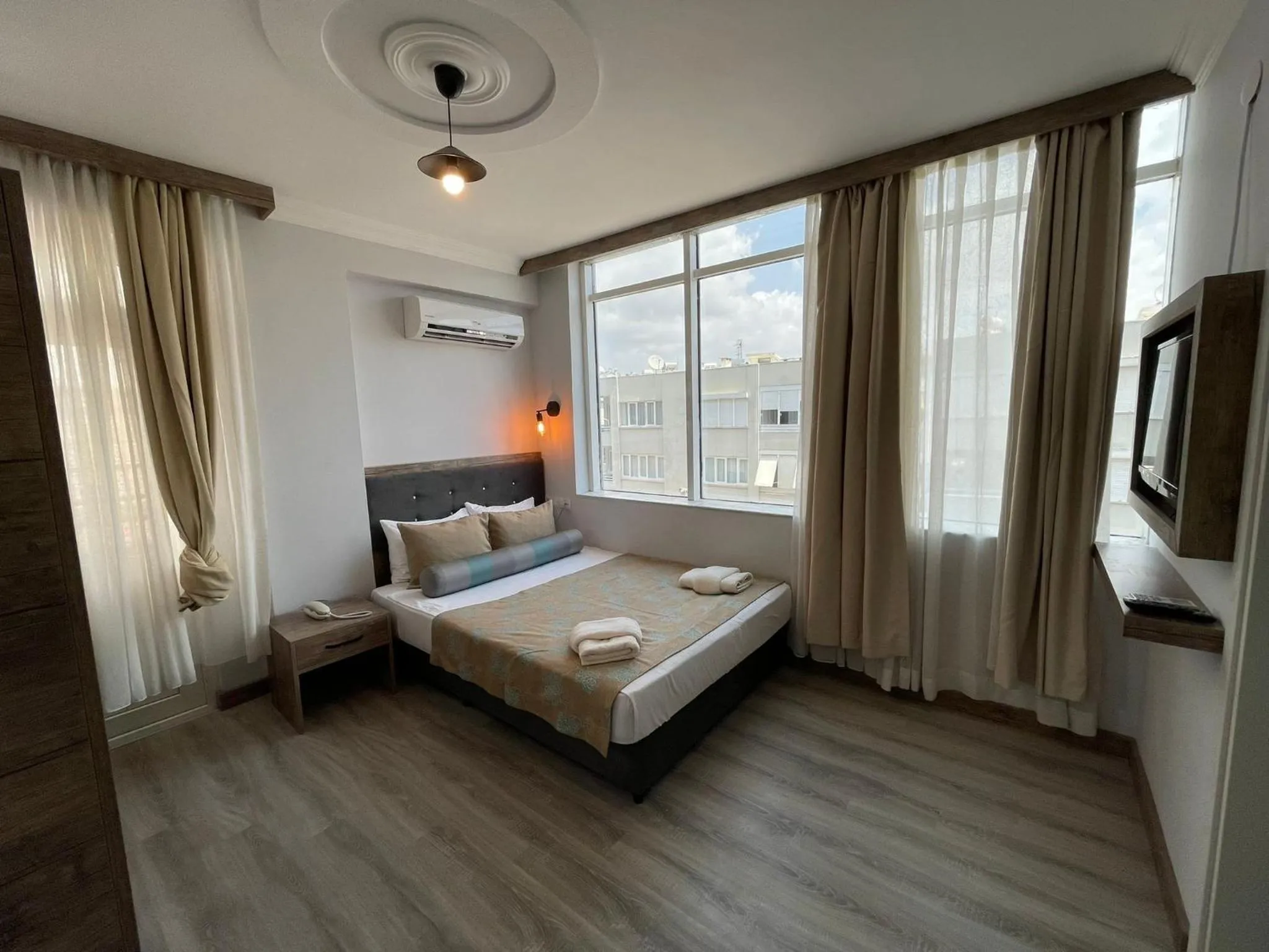 Bedroom, Bed in Seven City Hotel