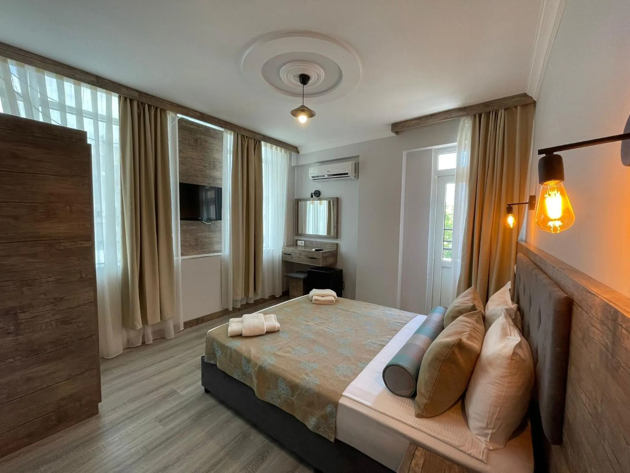 Photo of the whole room, Bed in Seven City Hotel