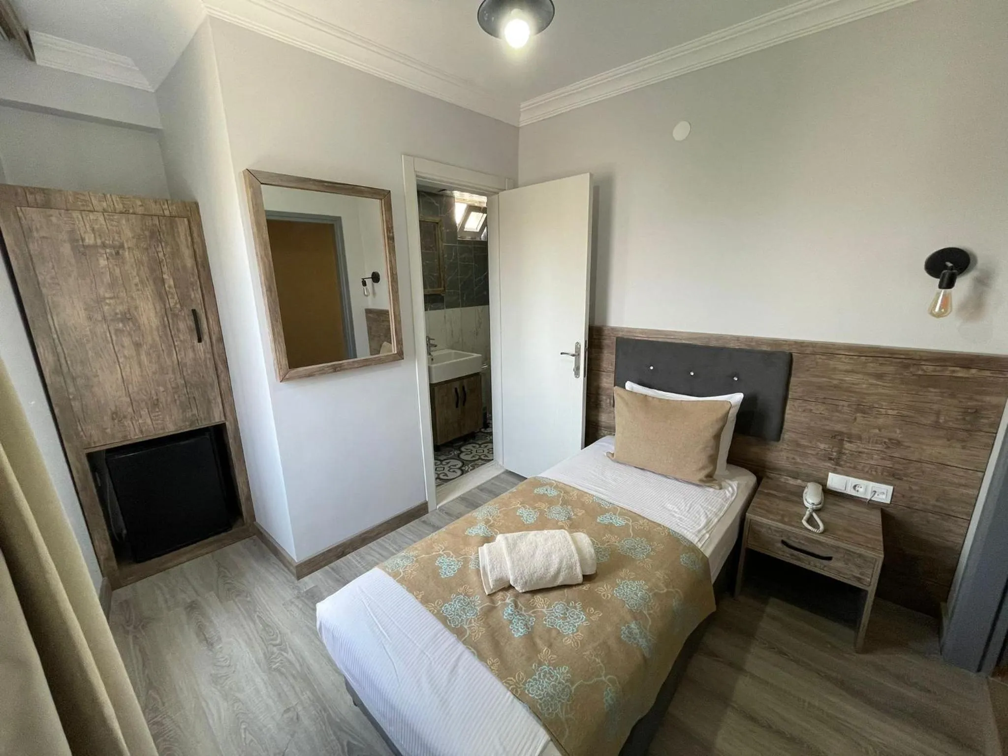 Photo of the whole room, Bed in Seven City Hotel