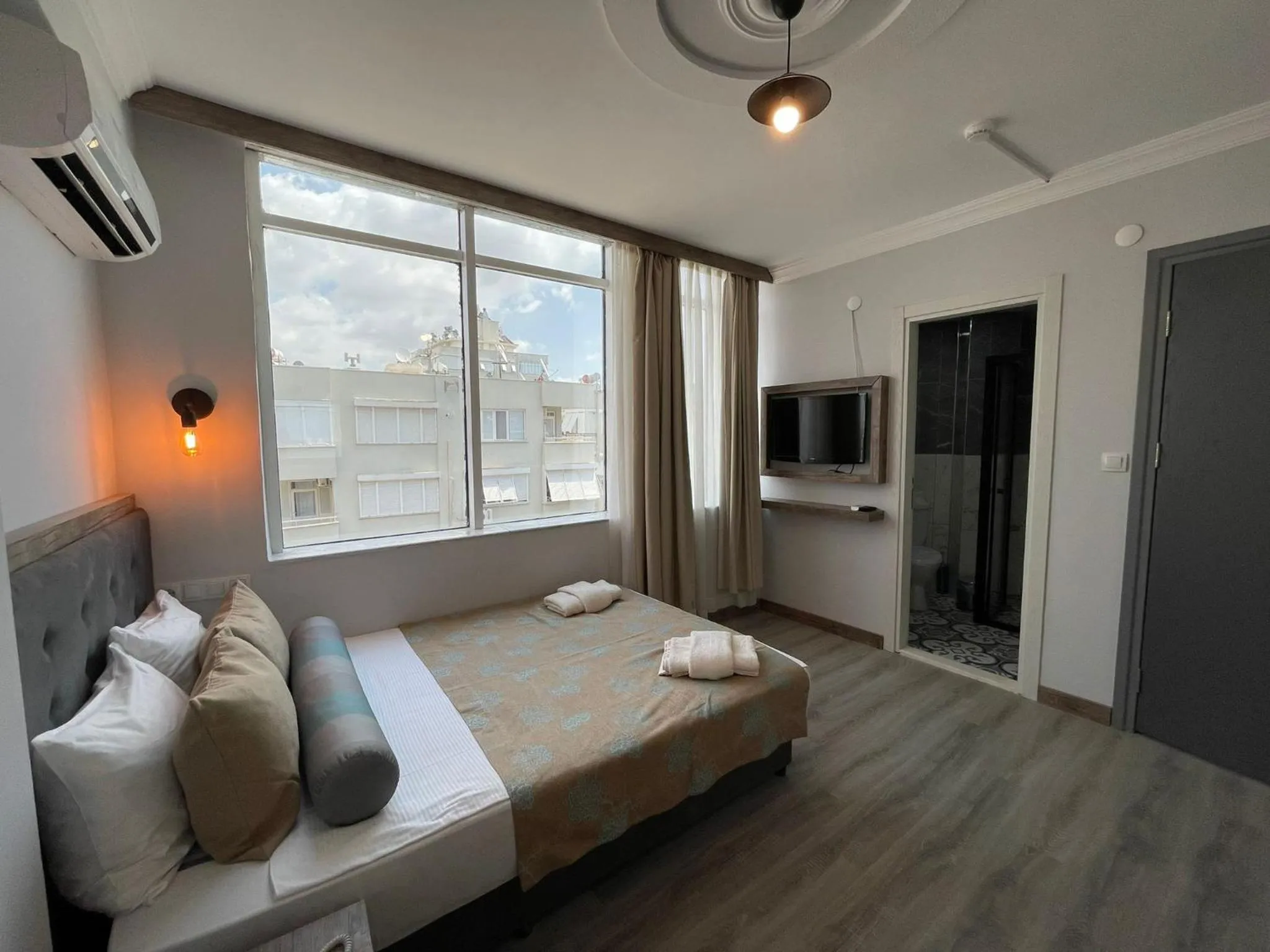 Photo of the whole room, Bed in Seven City Hotel