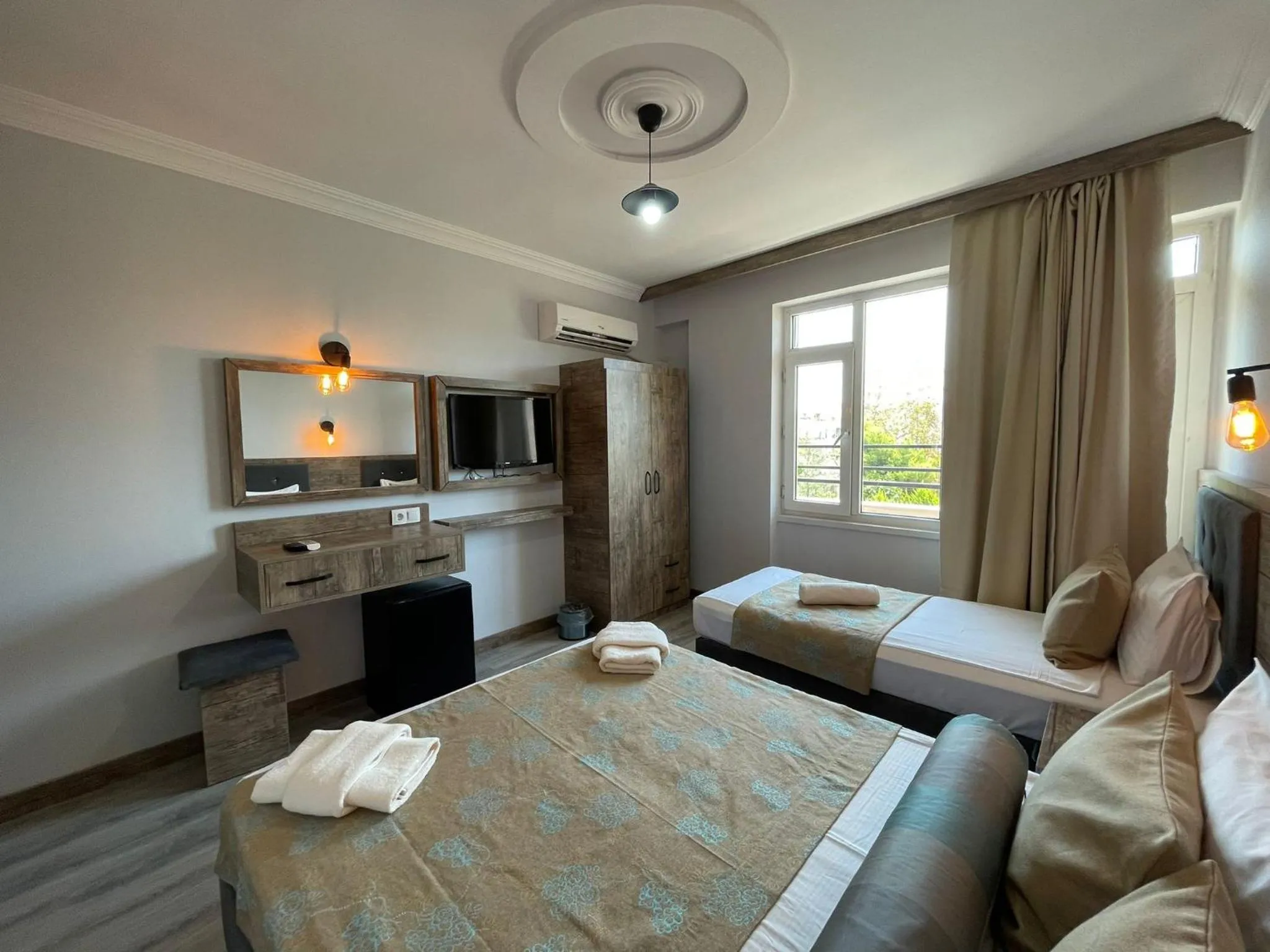 Photo of the whole room, Bed in Seven City Hotel