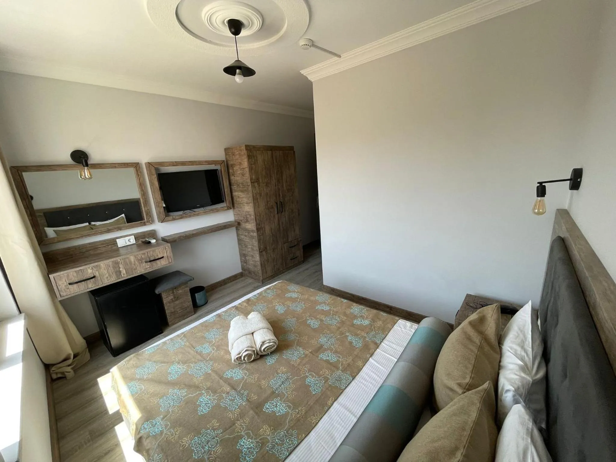 Bedroom, Bed in Seven City Hotel